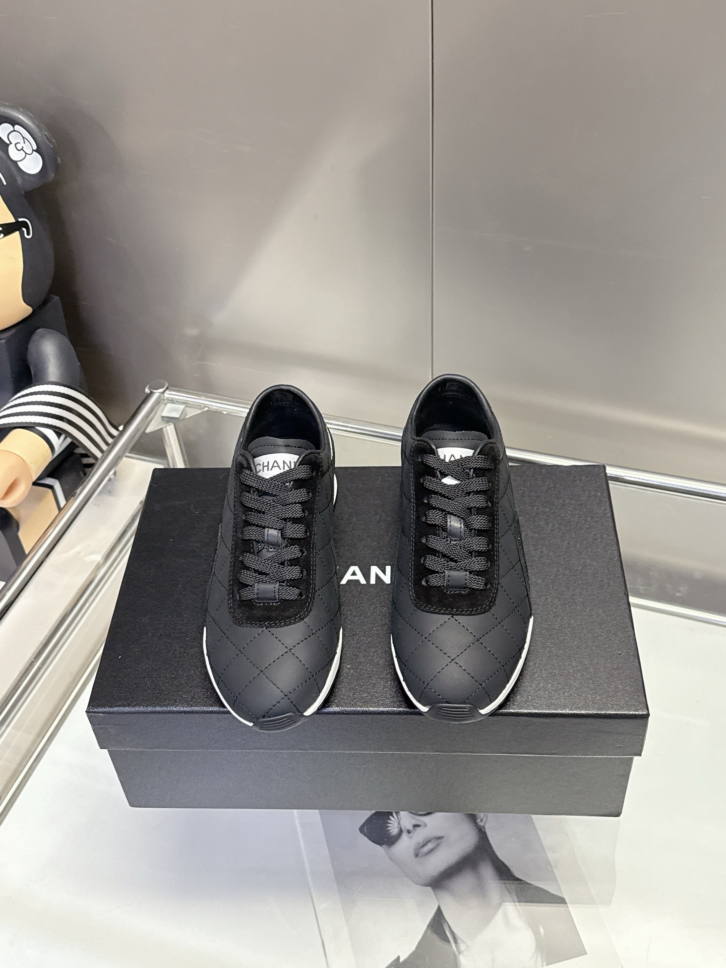 La nueva versión Chanel 2026 del zapato está cubierta con la icónica textura de rombo, y cada puntada es delicada y ele…