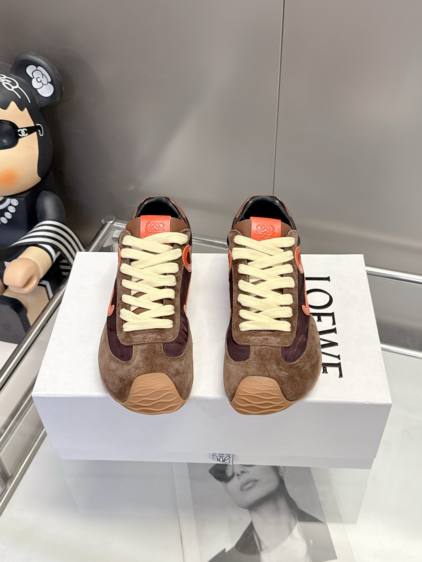 NO:747525,Comes with a full set of packaging 0 LOEWE original BALLET RUNNER2.0 Loewe ballet shoes!  Asymmetrical toe shape, Loewe's iconic design!  Super soft, light and flexible original TPU sole with wavy pattern, (not ordinary rubber sole) original cover last + fierce craftsmanship wrapping feeling, the comfort is first-class!  The 3D injection molded rubber LOEWE logo on the heel gives this shoe a retro and elegant interpretation, and incorporates modernity and LOEWE's unique style. There are many colors. Pictures will be updated one after another, casual shoes/sports shoes, loewe, loewe, sneakers19860909配全套包装0 LOEWE原版BALLET RUNNER2.0 罗意威芭蕾鞋！ 不对称鞋头造型,罗意威的标志性设计！ 超柔软、轻便且灵活的波浪纹原版TPU底,（不是普通橡胶底）原版套楦+猛帮工艺包裹感,舒适度一级棒！ 后跟3D注塑橡胶LOEWE徽标,赋予这款鞋复古优雅的诠释,并融入了现代感和LOEWE罗意威独特的风格 颜色超级多陆续更新图片,休闲鞋/运动鞋,loewe,loewe,sneakers,Women's Shoes