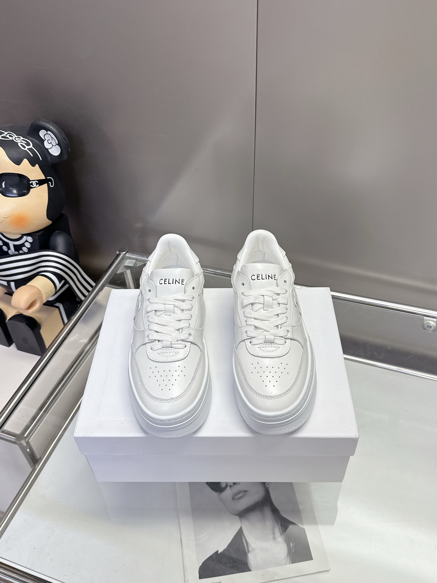 NO:747527,p, size 35-40 (41 customized) 2026CELINE new thick-soled white shoes are classic but always come out with new ones. The Arc de Triomphe logo on the side is more recognizable than before. The combination of suede and smooth cowhide creates a beautiful gray and peach color with a five-centimeter heel.  No matter how long the pants are, they are not afraid of dragging on the floor. The texture directly touches the aesthetics ~ The 5cm thick soles are very girl-friendly. No matter what length of pants, they can be held firmly, comfortable and make the legs look longer!  The classic style is not tired of wearing, and the new color matching can also create a fresh feeling. This pair must be included in the annual shoe list, casual shoes/sports shoes, celine, sneakers, cowhide, chamois leather19860909p,码数35-40（41定做） 2026CELINE 新款厚底小白鞋是经典但也一直在出新 侧面的凯旋门标识比之前更有辨识度,麂皮和光滑牛皮结合,做出了很漂亮的灰色和蜜桃色五公分跟高 多长的裤子都不怕拖地,质感直接戳中审美～5公分厚底太懂女生,不管啥长度的裤子都能稳稳hold住,舒服又显腿长！ 经典款穿不腻,新配色还能搭出新鲜感,这双必须列入年度鞋单,休闲鞋/运动鞋,celine,sneakers,cowhide,chamois leather,Women's Shoes