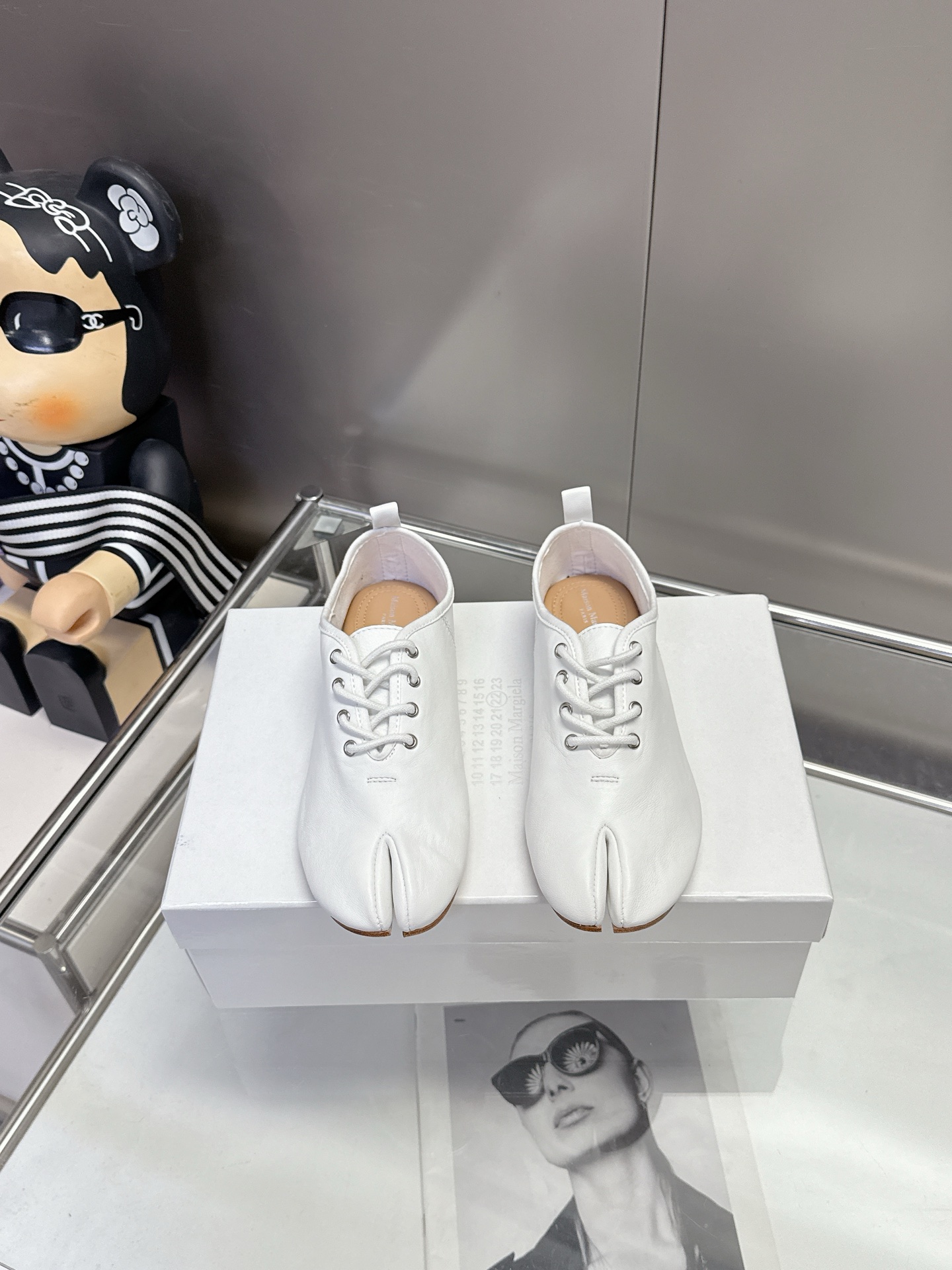 NO:760142,Margiela’s 2026 spring style sheepskin split-toe shoes | Black and white pairs are perfect for spring wear. Finally, I’ve got Margiela’s 2026 spring new style sheepskin split-toe shoes!  The classic black and white color scheme directly hits the aesthetic mark, and the soft sheepskin material even welds the word 'comfortable' on the shoes. This new wave of new products is really a rush with closed eyes~ The soft and waxy sheepskin material is a barefoot experience  The upper is made of fine first-layer sheepskin, and you can feel the soft and waxy texture when you touch it. There is no need to break in, and it instantly fits the shape of your foot. No matter how much you walk, it will not chafe or squeeze your feet. It is skin-friendly and breathable, making your feet comfortable for spring outings. Sizes 5-40. (Customized 41), split-toe shoes, masion margiela, sheepskin19860909马吉拉26春款羊皮分趾鞋｜黑白双煞承包春日穿搭终于蹲到马吉拉2026春季新款羊皮分趾鞋！黑白经典配色直接戳中审美,软乎乎的羊皮材质更是把“舒适”二字焊在鞋上,这波新品真的闭眼冲～ 材质封神柔糯羊皮的裸脚体验 鞋面采用细腻的头层羊皮,上手摸就能感受到软糯的质感,完全不用磨合,上脚瞬间贴合脚型,走再多路也不会磨脚挤脚,亲肤透气,春日出行的脚部舒适感直接拉满.码数5-40.（41定制）,分趾鞋,masion margiela,sheepskin,Women's Shoes