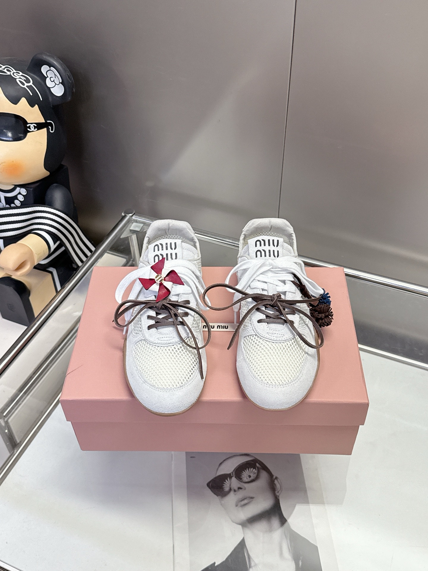 NO:747555,P+ accessories miumiu26 spring mesh shoes｜The essential shoes to wear with a spring atmosphere. Miu Miu's 2026 spring new mesh shoes really understand the 'sweet, cool and versatile' style!  The mesh material is suitable for the refreshing feeling of spring. The three colors of black, white and beige are classic and eye-catching. The bow tie and double shoelace design in the details directly hit the girl's heart. I can wear these shoes from spring to early autumn ~ miumiu's iconic sweet and cool mesh shoes, a trendy item for spring street wear;  The mesh + suede stitching is light, breathable and not stuffy on the feet. It has a high-end and layered feel and is suitable for spring dressing needs. Casual shoes/sports shoes, miumiu, sneakers, chamois leather19860909P+配饰 miumiu26春款网鞋｜春日氛围感穿搭的本命鞋 缪缪2026春季新款网鞋真的把“甜酷百搭”玩明白了！网面材质适配春日的清爽感,黑白米三色经典又吸睛,细节处的蝴蝶结和双鞋带设计,直接戳中少女心,这双鞋我能从春天穿到初秋～miumiu标志性甜酷网鞋,春日出街潮流单品； 网面+麂皮拼接轻薄透气不闷脚,触感高级有层次,适配春日穿搭需求.,休闲鞋/运动鞋,miumiu,sneakers,chamois leather,Women's Shoes