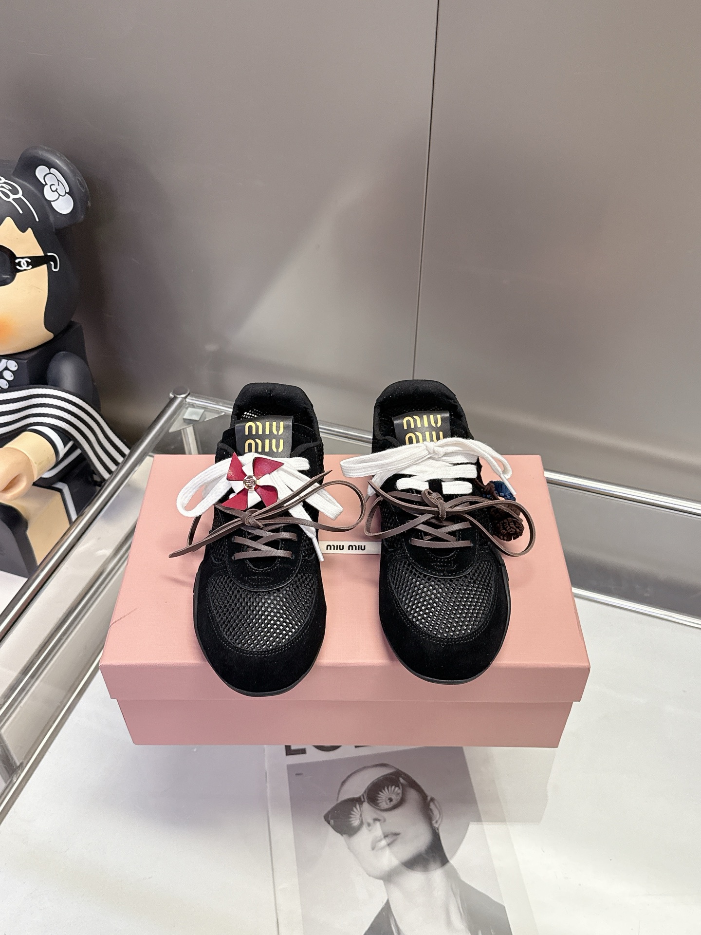 NO:747551,P+ accessories miumiu26 spring mesh shoes | The essential shoes to wear with a spring atmosphere. Miu Miu's 2026 spring new mesh shoes really understand the 'sweet, cool and versatile' style!  The mesh material is suitable for the refreshing feeling of spring. The three colors of black, white and beige are classic and eye-catching. The bow tie and double shoelace design in the details directly hit the girl's heart. I can wear these shoes from spring to early autumn ~ miumiu's iconic sweet and cool mesh shoes, a trendy item for spring street wear;  The mesh + suede stitching is light, breathable and not stuffy on the feet. It has a high-end and layered feel and is suitable for spring dressing needs. Casual shoes/sports shoes, miumiu, sneakers, chamois leather19860909P+配饰miumiu26春款网鞋｜春日氛围感穿搭的本命鞋 缪缪2026春季新款网鞋真的把“甜酷百搭”玩明白了！网面材质适配春日的清爽感,黑白米三色经典又吸睛,细节处的蝴蝶结和双鞋带设计,直接戳中少女心,这双鞋我能从春天穿到初秋～miumiu标志性甜酷网鞋,春日出街潮流单品； 网面+麂皮拼接轻薄透气不闷脚,触感高级有层次,适配春日穿搭需求.,休闲鞋/运动鞋,miumiu,sneakers,chamois leather,Women's Shoes