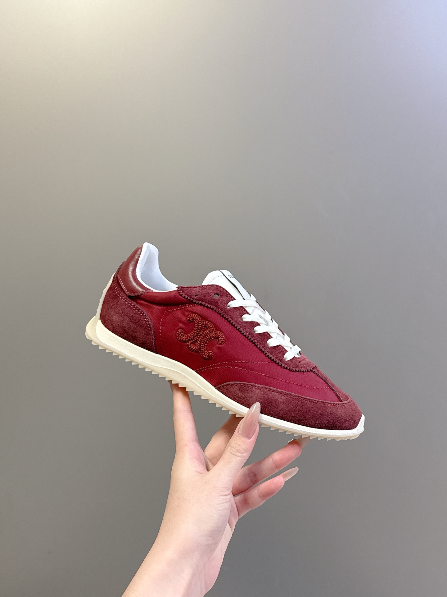 NO:747546,p. Size 35-40 (41 custom-made) Celine Racer women's vanilla low-top sneakers, exquisitely reinterpret the sports style of the 1970s, blending nostalgic charm with modern elegance. Racer as Celine  A brand new member of the shoe series, the lightweight silhouette embodies relaxed Parisian fashion and brings all-day comfort. The upper is crafted from nylon, suede calfskin and smooth calfskin, and the rich texture combination enhances the design of retro running shoes. Its construction combines breathability and structure, making it a perfect fit for both casual and advanced casual looks. The iconic Triomphe  Embodying the brand's refined aesthetic, the logo is embroidered on the side panels and embossed on the heel, paying homage to Celine's heritage in a subtle yet luxurious way. Featuring a soft vanilla hue, the Celine Racer Sneaker blends clean lines and premium materials for a simple yet impactful style!  ,casual shoes/sports shoes,celine,sneakers,cowhide19860909p.码数35-40（41定做） Celine Racer女士香草色低帮运动鞋,精致地重新诠释了1970 年代的运动风格,将怀旧魅力与现代优雅融为一体.Racer 作为Celine 鞋履系列的全新成员,以轻盈的鞋型,展现轻松随意的巴黎时尚,带来全天舒适体验.鞋面采用尼龙、绒面小牛皮和光滑小牛皮精制而成,丰富的纹理组合提升了复古跑鞋的设计感.其结构兼顾透气性和结构感,无论是休闲造型还是高级休闲装扮,都能完美契合.标志性的 Triomphe 标志体现了该品牌的精致美学,绣在侧面板上,并压印在后跟处,以微妙而奢华的方式致敬Celine 的传统,Celine Racer 运动鞋采用柔和的香草色调,融合了简洁的线条和优质的材料,营造出简约而又具有影响力的风格！,休闲鞋/运动鞋,celine,sneakers,cowhide,Women's Shoes