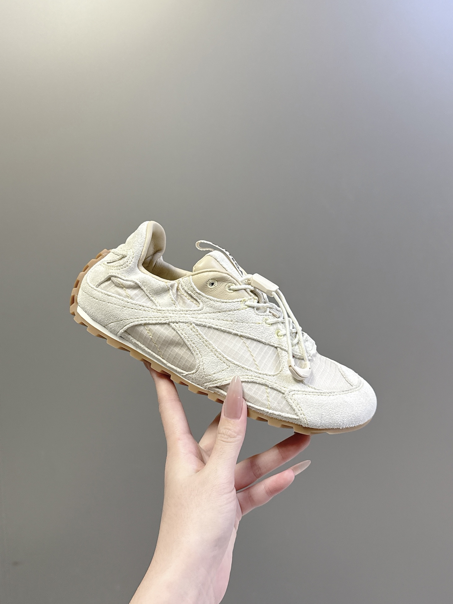 NO:747515,P sizes 5-40 (Customized men's size 41 will be released later) Bottega Veneta's 2026 spring mesh sneakers combine outdoor functionality and urban modernity with a pioneering design, giving a new look to spring walks.  The upper is made of lightweight breathable mesh fabric spliced with hand-made distressed suede cowhide. The mesh weave has been adjusted in the workshop to provide both breathability and texture. The retro texture of suede cowhide gives each pair of shoes a unique handmade warmth. The fluid aesthetic shoe body is paired with a non-slip rubber outsole. There is practical ingenuity hidden in the minimalist outline. The brand logo is embossed on the tongue to low-key highlight the identity.  This season is inspired by 'Urban Nomad', breaking the style boundaries with cool and avant-garde color combinations of black and red. The off-white model is simple and soft, and the yellow and red contrasting colors are bright and bright. All three colors become the focus of the style. Pairing inspiration: Pair with leather wide-leg pants + denim jacket to create a sense of urban casualness; Pair with cargo shorts + quick-drying shirt to unlock an outdoor light look; Mix with a satin skirt + suit to interpret BV-style exquisite aesthetics. BV  2026 spring mesh sneakers will accompany you through the beautiful spring days with craftsmanship., casual shoes/sneakers,bottega veneta,bottega veneta,sneakers,skirts,shorts,jackets & coats,shirts,business suit,cowhide19860909P 码数5-40（定制41男码晚些才出） Bottega Veneta 2026春季网面运动鞋,以先锋设计揉合户外机能与都市摩登,为春日步履赋新. 鞋面采用轻量透气网眼织物拼接手工做旧反绒牛皮,网面织法经工坊调试,透气与肌理感兼备；反绒牛皮的复古质感,赋予每双鞋独有的手工温度.流体美学鞋身搭配防滑橡胶大底,极简轮廓中藏着实用巧思,鞋舌压印品牌标识,低调彰显身份. 本季以「都市游牧」为灵感,打破风格边界黑红配色冷峻前卫,米白款简约柔和,黄红撞色鲜活明媚,三款配色皆成造型焦点. 搭配灵感 搭皮革阔腿裤+牛仔外套,打造都市休闲感； 配工装短裤+速干衬衫,解锁户外轻装造型； 与缎面裙+西装混搭,诠释BV式精致美学. BV 2026春季网面运动鞋,以匠艺伴你踏遍春日美好.,休闲鞋/运动鞋,bottega veneta,bottega veneta,sneakers,skirts,shorts,jackets & coats,shirts,business suit,cowhide,Women's Shoes