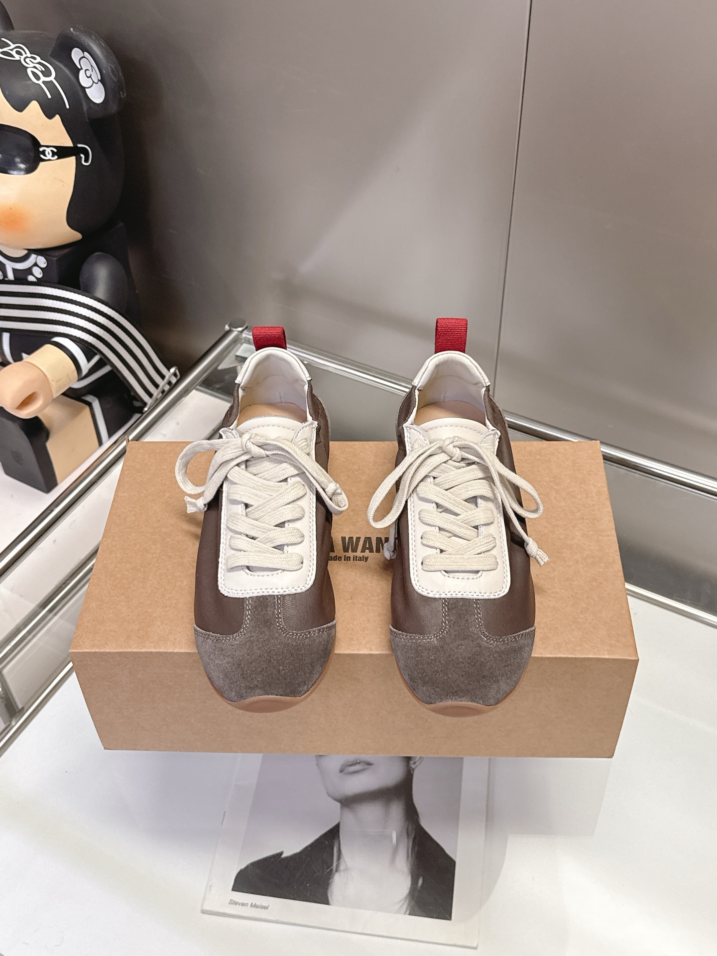 NO:747529,. Size 5-40 UMA WANG’s 26 spring style moral training shoes really appeal to my aesthetic point!  The texture party is ecstatic. The first-layer cowhide + suede stitching is soft and waxy, and it fits the feet. You will not feel tired after a day of running, and the comfort is directly maximized. The color matching is Fengshen classic white and gray with retro filters, caramel brown is warm and versatile, black and brown are full of high-end, and there is also matte black exclusive for cool girls. I want to have it all in every pair!  The details are crazy and the iconic red tail on the heel is low-key and recognizable. You can wear it with a pair of jeans or a suit skirt and you can wear it effortlessly fashionable. Whether you are commuting on the subway, taking a citywalk on the weekend, or meeting your best friends for afternoon tea, these shoes can be perfectly suitable. This spring's 'lazy person's dressing tool', I am the first to say hello!  #UMAWANG #2026spring #德信hoes #春日atti #atmosphereshoes #retro sports shoes, casual shoes/sneakers, sneakers, skirts, jeans, business suit, cowhide19860909.码数5-40  UMA WANG这双26春款德训鞋真的长在我的审美点上！ 质感党狂喜头层牛皮+绒面革拼接,软糯贴脚,暴走一天也不累,舒适度直接拉满. 配色封神经典白灰自带复古滤镜,焦糖棕温暖又百搭,黑棕高级感拉满,还有酷女孩专属的哑光黑,每双都想all in！ 细节杀疯后跟标志性红尾,低调又有辨识度,随便搭条牛仔裤或西装裙,都能穿出毫不费力的时髦感. 不管是通勤赶地铁、周末citywalk,还是约闺蜜喝下午茶,这双鞋都能完美适配. 今年春天的“懒人穿搭神器”,我先冲为敬啦！ #UMAWANG #2026春款 #德训鞋 #春日穿搭 #氛围感鞋子 #复古运动鞋,休闲鞋/运动鞋,sneakers,skirts,jeans,business suit,cowhide,Women's Shoes