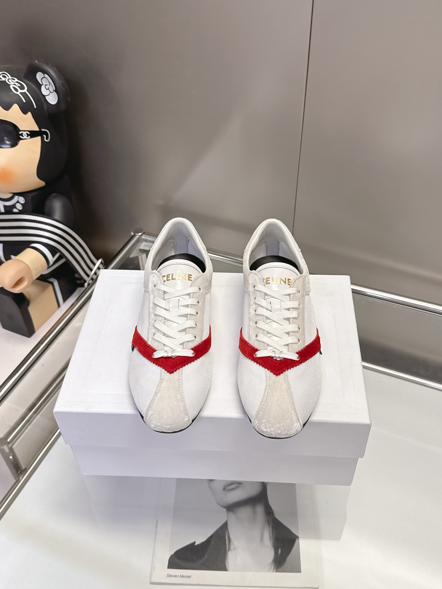 NO:747509,P. Size 35-40 (custom-made 41) Celine 26 Spring and Summer | The antidote to bright colors in late winter. In boring winter days, these shoes will 'brighten your eyes' directly on your feet. The texture of velvet + leather, the shoe shape hides low-key elegance, and the color matching is a relaxed feeling that connects winter and spring - white and red retro, black and white cool, contrasting colors are vivid, each pair is based on aesthetics.  Let your movements and style be in the same frequency, and every step will be quietly beautiful~ The upper foot will become slender and delicate in seconds. The highlight is the velvet splicing design!  The delicate texture of matte velvet is full of high-end feeling, and it has a soft luster when walking. It has a more retro charm than ordinary leather. The lace design can also be freely adjusted for tightness, and the sweet and cool feeling can be switched with one click!  ,casual shoes/sneakers,celine,sneakers19860909P.码数35-40（41定做） Celine 26春夏｜冬末的亮色系解药 沉闷冬日里,这双鞋直接把“眼前一亮”穿在脚上 丝绒+皮质的质感,鞋型藏着低调优雅,配色是冬春衔接的松弛感—— 白红复古、黑白冷艳、撞色鲜活,每双都踩在审美上. 让步履和格调同频,每一步都是不动声色的好看~ 上脚秒变纤细秀气脚型 重点是丝绒拼接设计！哑光丝绒的细腻肌理高级感拉满,行走间泛着柔和光泽,比普通皮质更有复古韵味,系带设计还能自由调节松紧,甜酷感一键切换！,休闲鞋/运动鞋,celine,sneakers,Women's Shoes