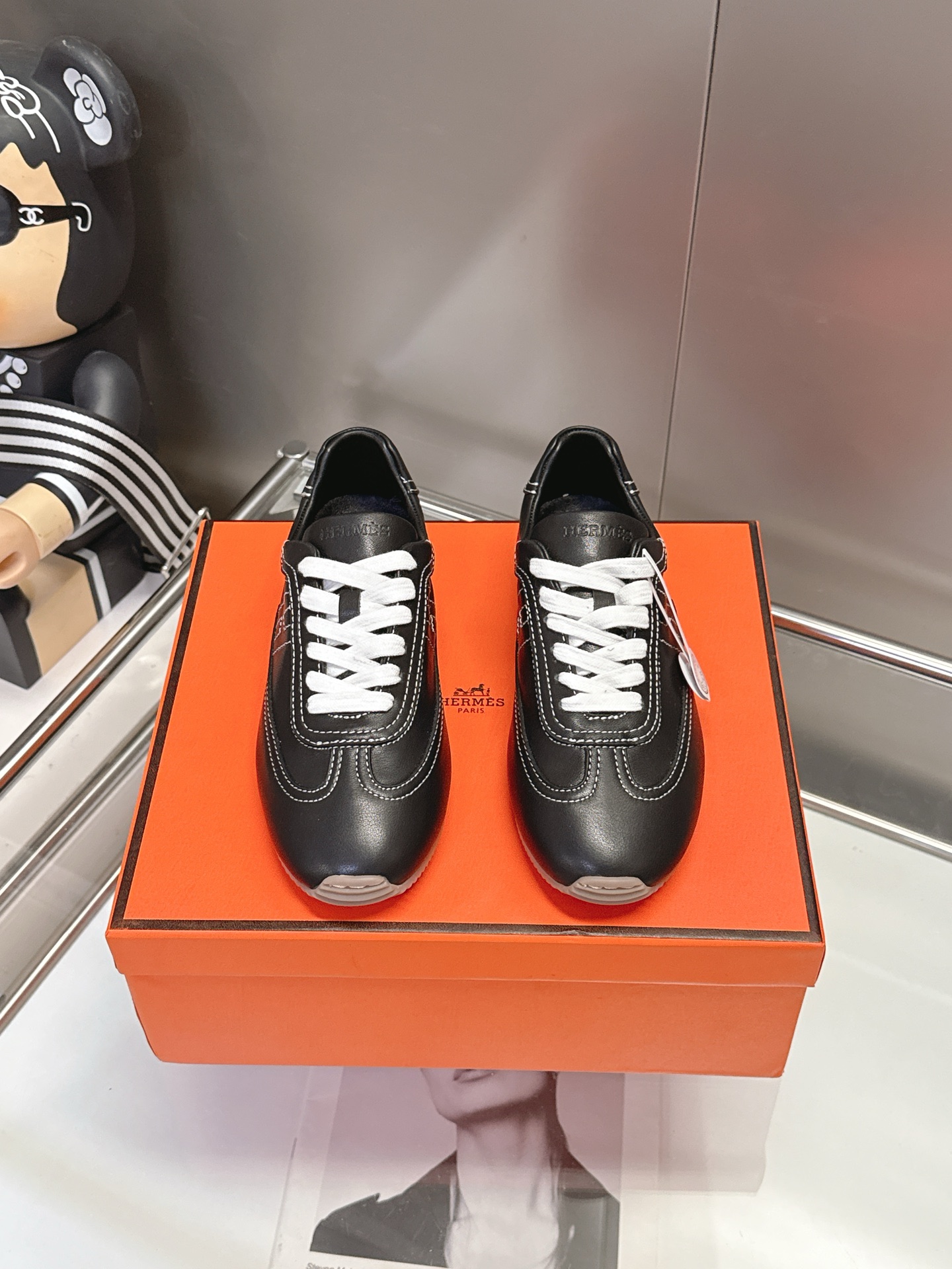 NO:747539,P. Size 5-40 41 customized Hermès 26 early spring king bombing moral training shoes, three colors available!  The soft fufu calfskin is light on the feet and shows slender legs. The cloud porcelain white is refreshing and age-reducing, and when paired with a dress, you will look like a sweet girl in spring. The amber brown is retro and lazy, and it can be directly transformed into a god when paired with a windbreaker. The obsidian black is versatile and can be worn by people in the workplace with their eyes closed. This pair of shoes is a walking atmosphere artifact, and it is a must-have in your early spring shoe cabinet!  #Hermèsearlyspring #德 training shoeceiling #2026 early spring outfit, casual shoes/sports shoes, hermes, sneakers, skirts, cowhide19860909P.码数5-40 41定制  爱马仕26早春王炸德训鞋,三色调齐发！ 软fufu的小牛皮,上脚轻盈又显腿细. 云瓷白清爽减龄,配连衣裙就是春日甜妹 琥珀棕复古慵懒,搭风衣直接封神 曜石黑百搭不出错,职场人闭眼入 这双鞋就是行走的氛围感神器,早春鞋柜必须有它！ #爱马仕早春 #德训鞋天花板 #2026早春穿搭,休闲鞋/运动鞋,hermes,sneakers,skirts,cowhide,Women's Shoes