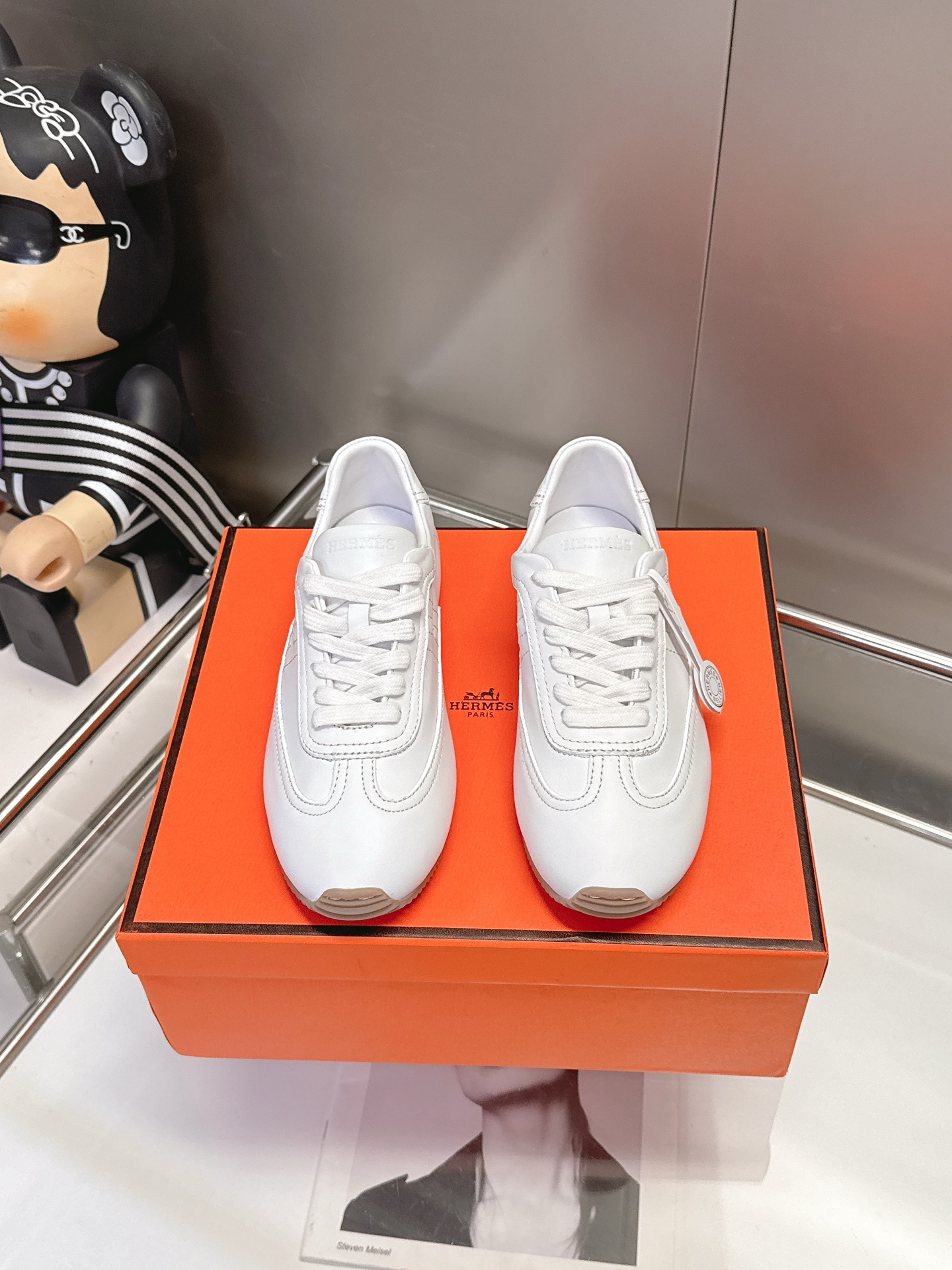 NO:747534,P code number 5-40.41 customized Hermès 26 early spring king's moral training shoes, three colors available!  The soft fufu calfskin is light on the feet and shows slender legs. The cloud porcelain white is refreshing and age-reducing, and when paired with a dress, you will look like a sweet girl in spring. The amber brown is retro and lazy, and it can be directly transformed into a god when paired with a windbreaker. The obsidian black is versatile and can be worn by people in the workplace with their eyes closed. This pair of shoes is a walking atmosphere artifact, and it is a must-have in your early spring shoe cabinet!  #Hermèsearlyspring #德 training shoeceiling #2026 early spring outfit, casual shoes/sports shoes, hermes, sneakers, skirts, cowhide19860909P 码数5-40.41定制 爱马仕26早春王炸德训鞋,三色调齐发！ 软fufu的小牛皮,上脚轻盈又显腿细. 云瓷白清爽减龄,配连衣裙就是春日甜妹 琥珀棕复古慵懒,搭风衣直接封神 曜石黑百搭不出错,职场人闭眼入 这双鞋就是行走的氛围感神器,早春鞋柜必须有它！ #爱马仕早春 #德训鞋天花板 #2026早春穿搭,休闲鞋/运动鞋,hermes,sneakers,skirts,cowhide,Women's Shoes
