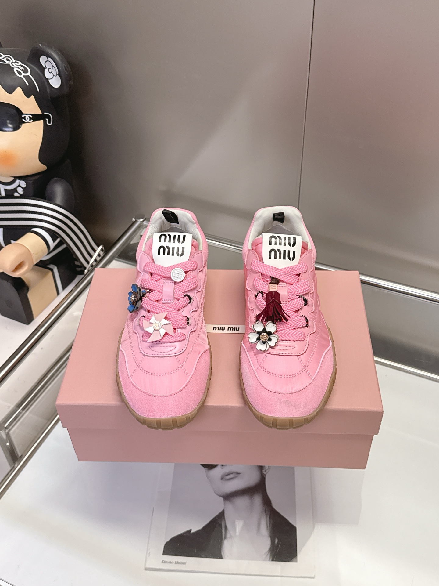 NO:747513,New color p, size 35-40 Miu miu26SS is the top model since its debut, really versatile and eye-catching ~ miumiu26ss moral training shoes, Miu Miu style is integrated into the simple lines of this thick-soled canvas sneaker, simple but not simple!  The unique logo is decorated on the tongue and back of the shoe, embellishing the retro design and adding a signature element!  The thick-soled design defines the avant-garde modern style, is ultra-light and ultra-soft, and feels very comfortable on your feet!  Casual shoes that you can wear for running!  ,casual shoes/sneakers,miumiu,sneakers19860909新色p 码数35-40 Miu miu26SS 出道即巅峰的,真的百搭又吸睛～miumiu26ss德训鞋,Miu Miu风格融于此款厚底帆布运动鞋的简约线条,简约又不简单！别致徽标饰于鞋舌与背面,点缀复古设计,平添标志性元素！厚底设计定义前卫的现代风格,超轻超软,脚感也很舒服！穿着去跑步都可以的休闲鞋！,休闲鞋/运动鞋,miumiu,sneakers,Women's Shoes