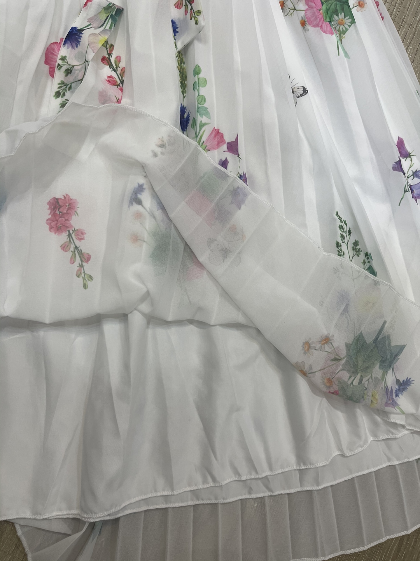 High-Quality Women’s Clothing Bundle with Bonus CD-ROMs for Added Value - 图片 5