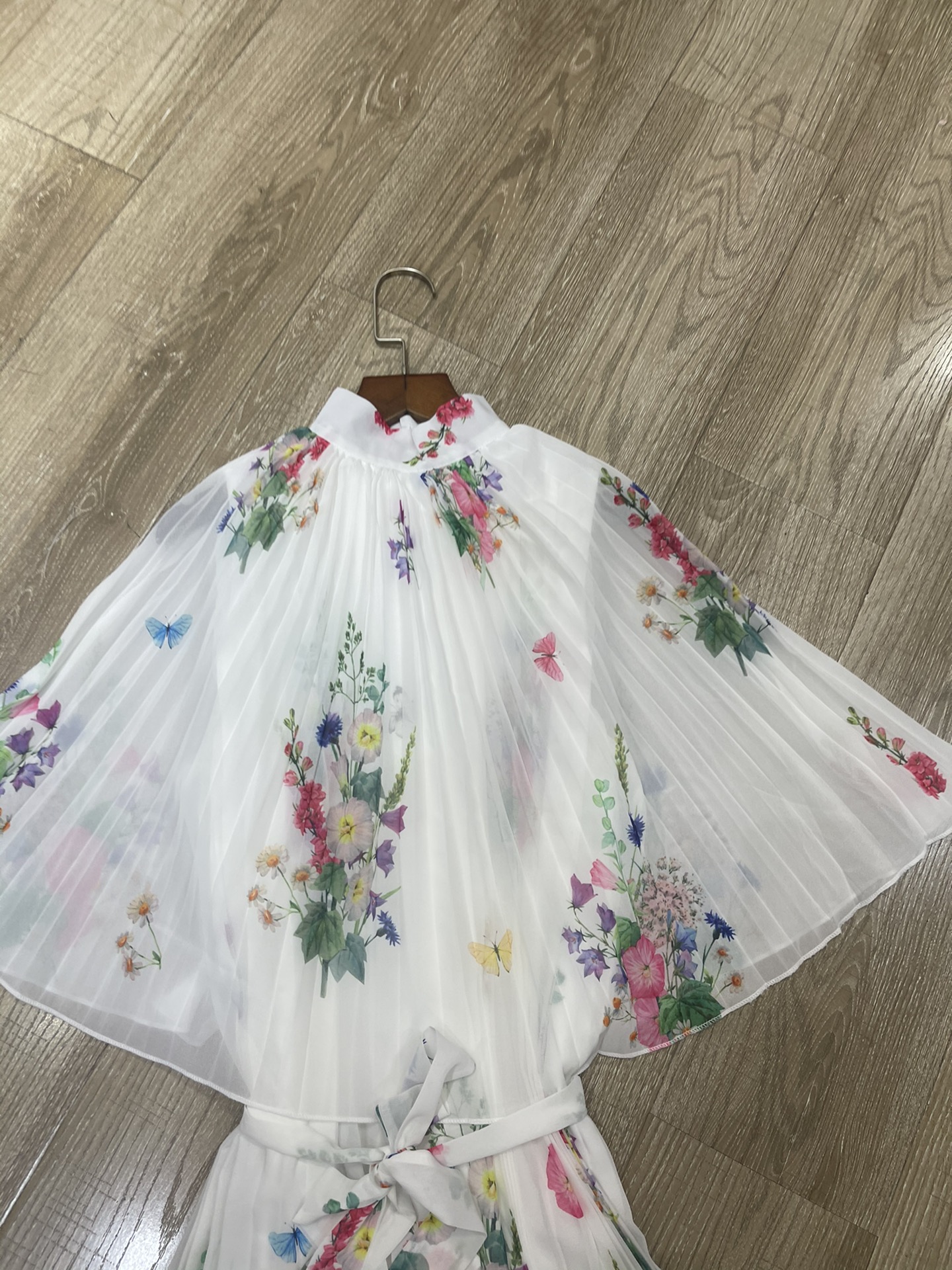 High-Quality Women’s Clothing Bundle with Bonus CD-ROMs for Added Value - 图片 2
