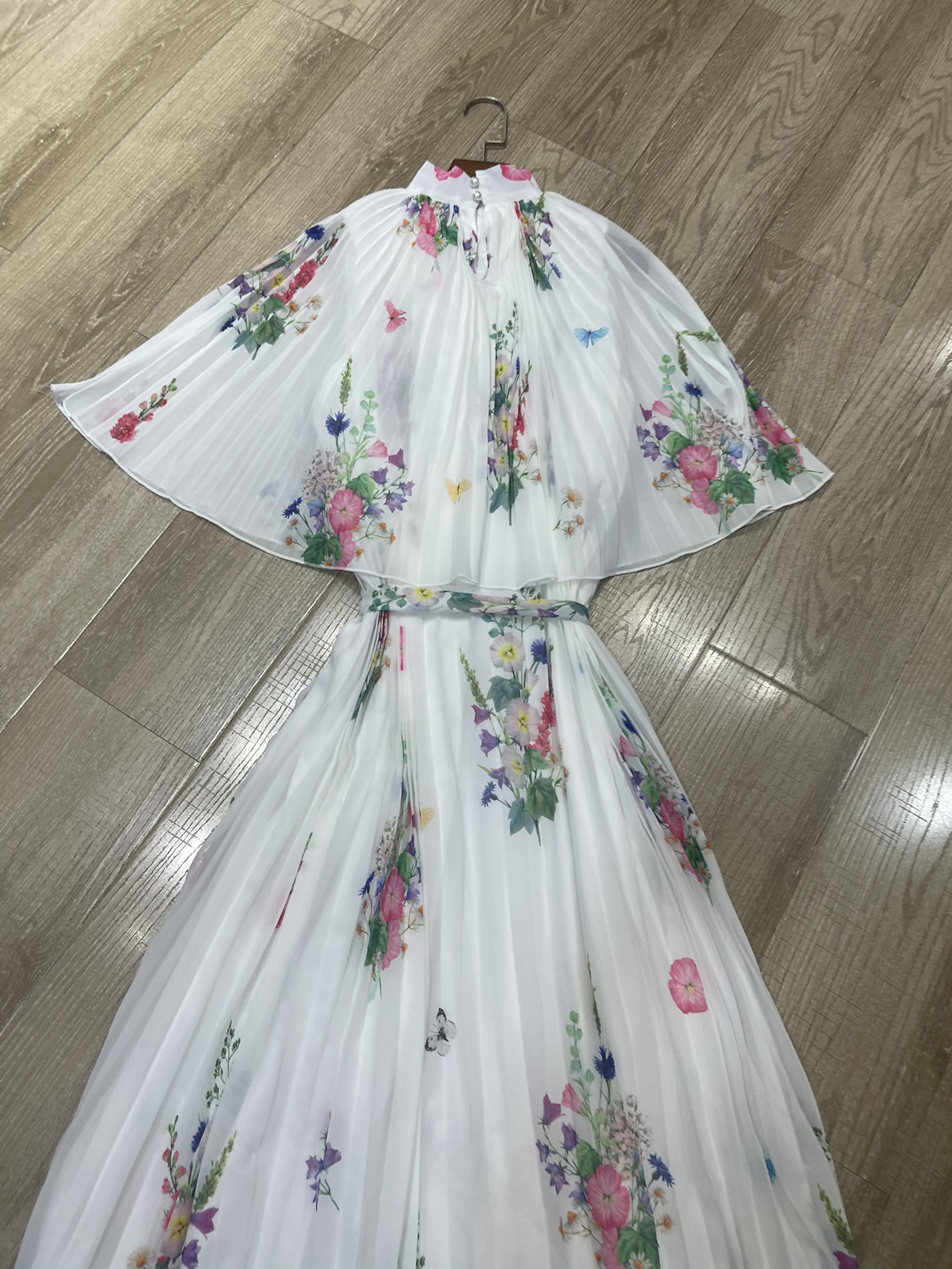 High-Quality Women’s Clothing Bundle with Bonus CD-ROMs for Added Value - 图片 7