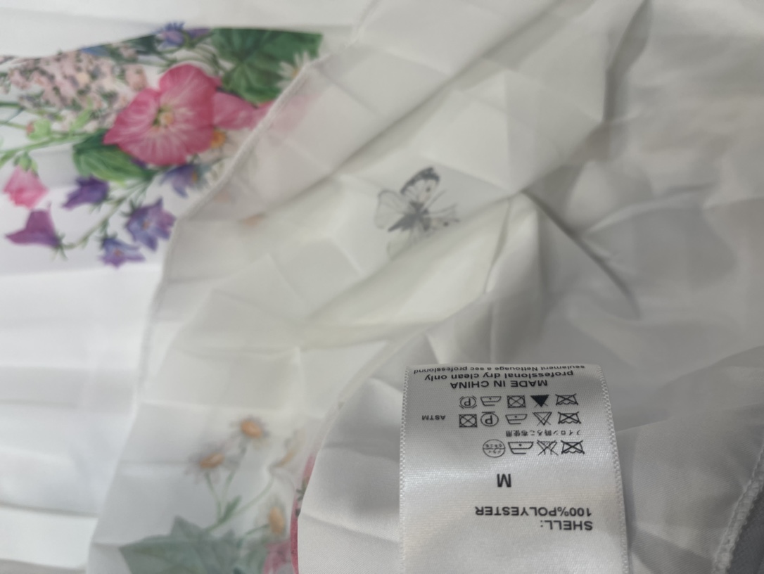 High-Quality Women’s Clothing Bundle with Bonus CD-ROMs for Added Value - 图片 8