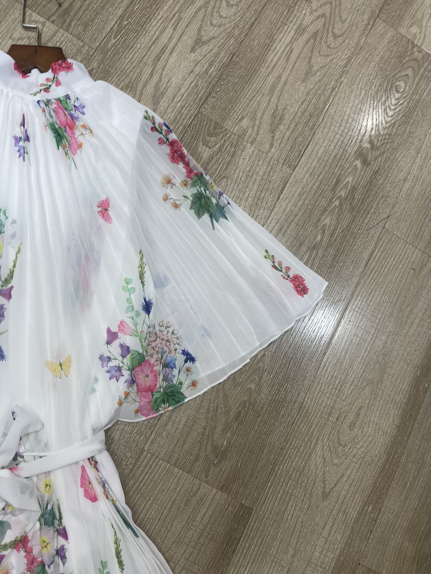 High-Quality Women’s Clothing Bundle with Bonus CD-ROMs for Added Value - 图片 4