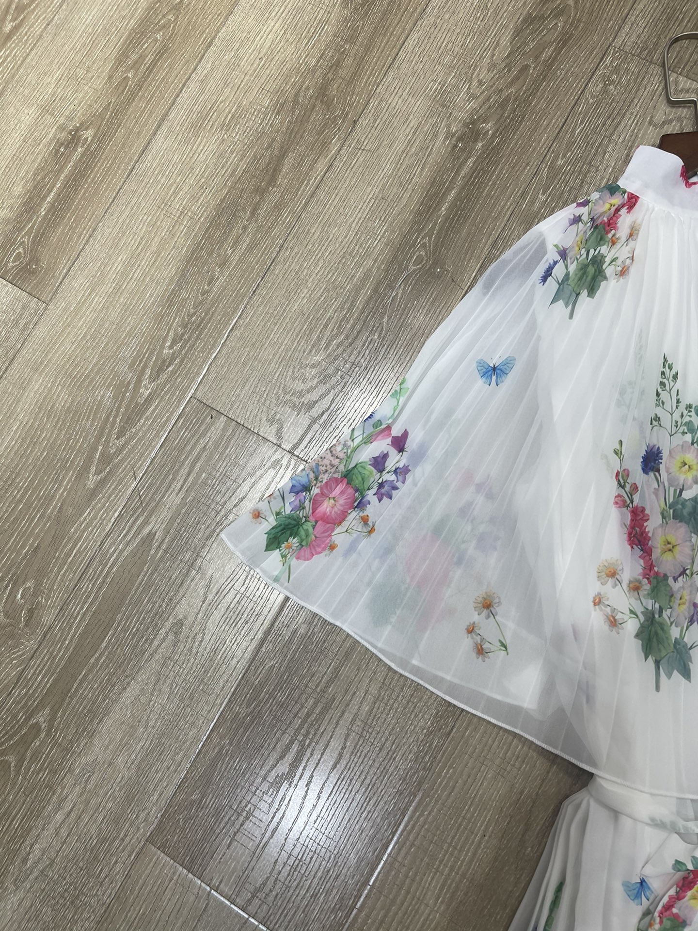 High-Quality Women’s Clothing Bundle with Bonus CD-ROMs for Added Value - 图片 3