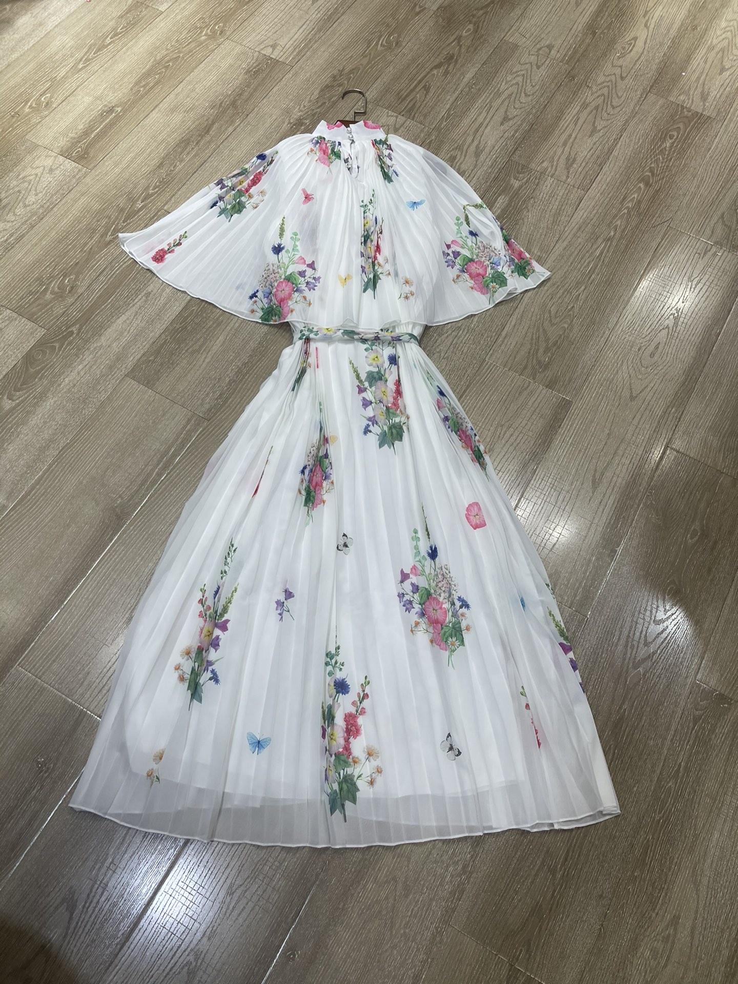 High-Quality Women’s Clothing Bundle with Bonus CD-ROMs for Added Value - 图片 6