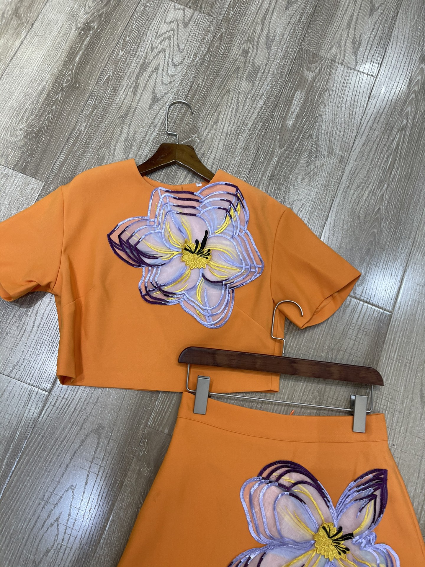 High-end Women’s Outfit: Embroidered Blouse Set with Round Collar and Half-Suit - 图片 2
