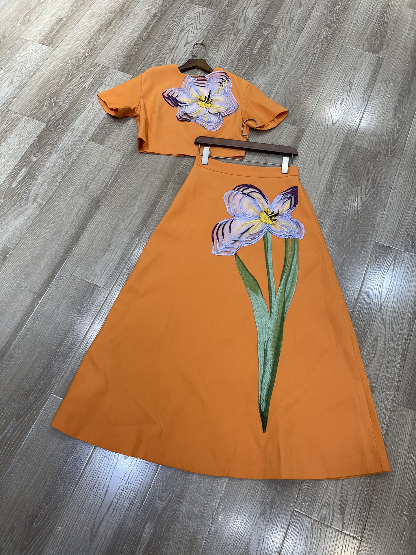 High-end Women’s Outfit: Embroidered Blouse Set with Round Collar and Half-Suit - 图片 1