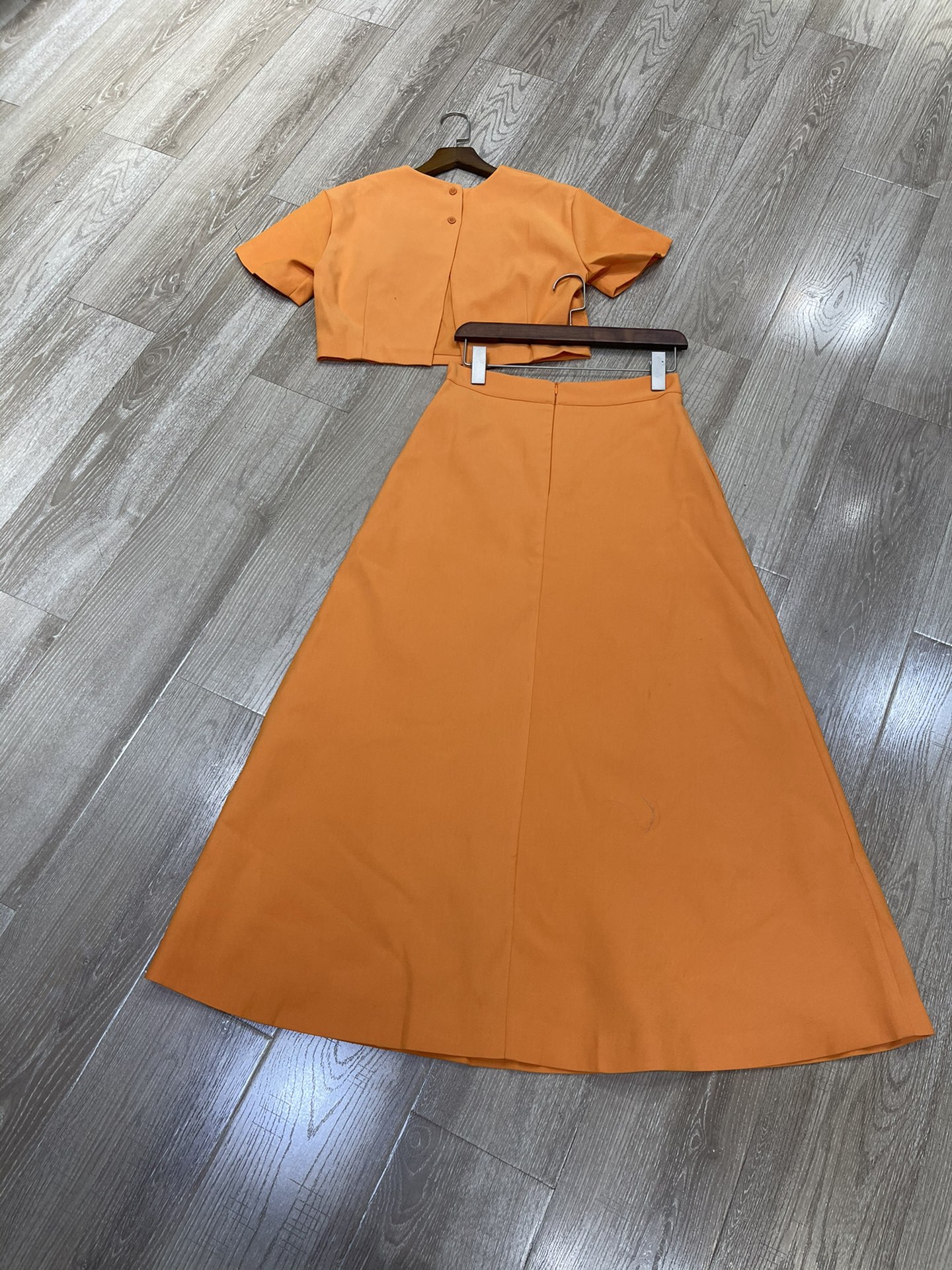 High-end Women’s Outfit: Embroidered Blouse Set with Round Collar and Half-Suit - 图片 6