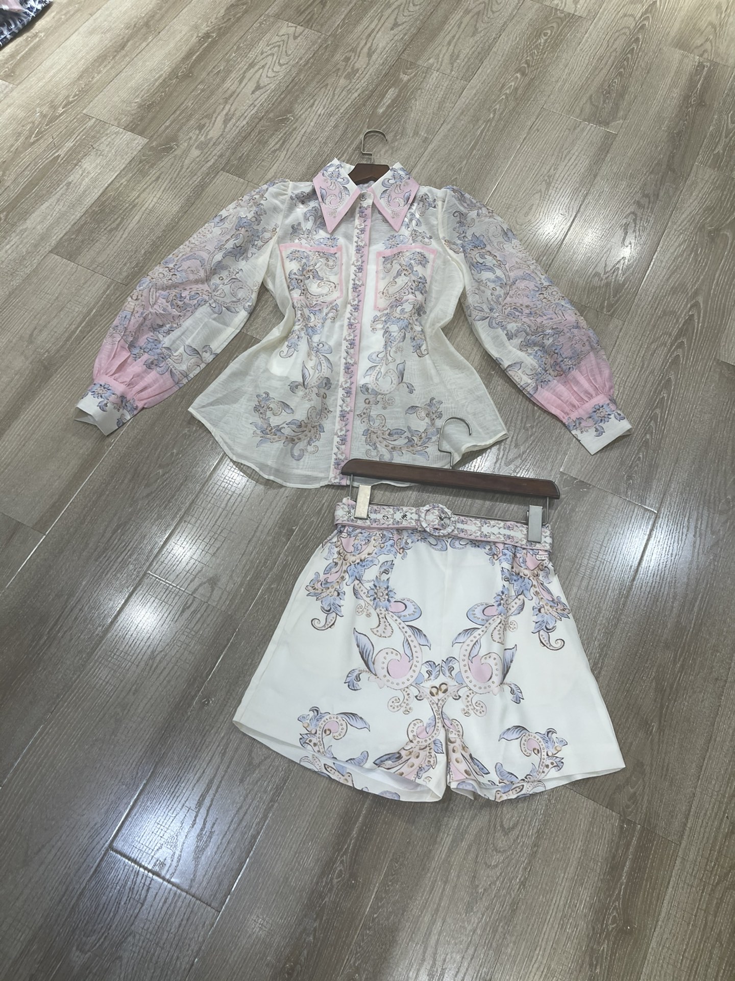 High-quality Z Home Pink Suit with Luxurious Buffalo Shirt in Short Sleeve. - 图片 2
