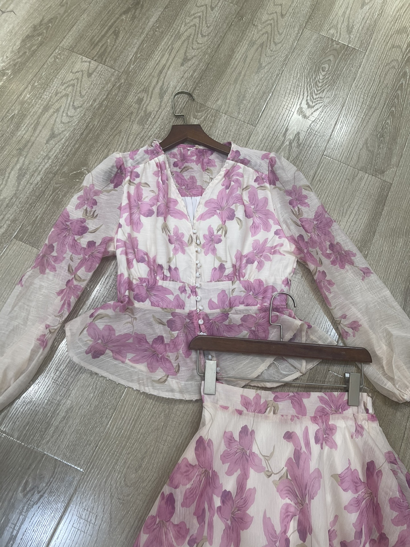 High Quality Women’s Clothes: V-String and Blank T-Shirts in Various Sizes - 图片 2