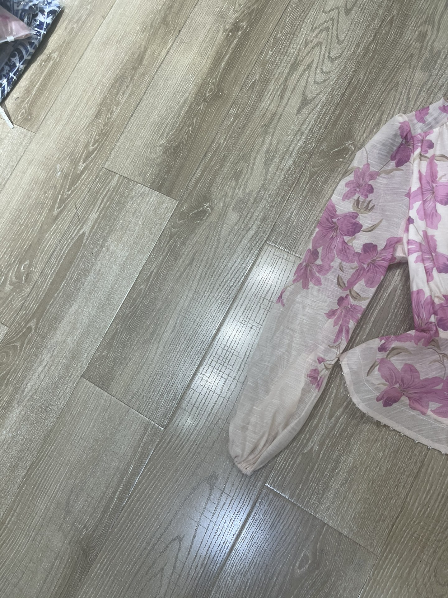 High Quality Women’s Clothes: V-String and Blank T-Shirts in Various Sizes - 图片 3