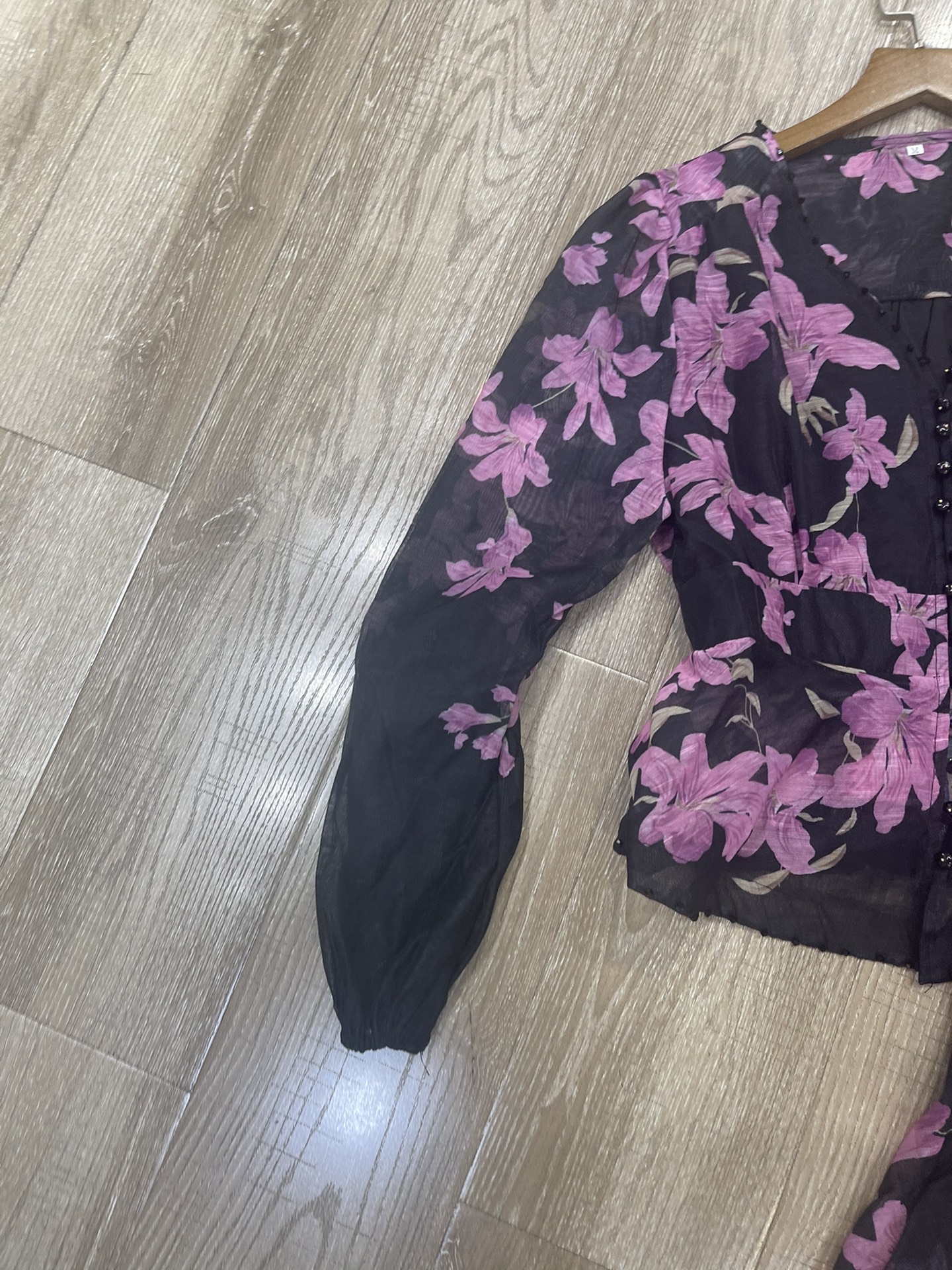 High Quality Women’s Clothes: V-String T-Shirts in Various Sizes and Styles - 图片 3