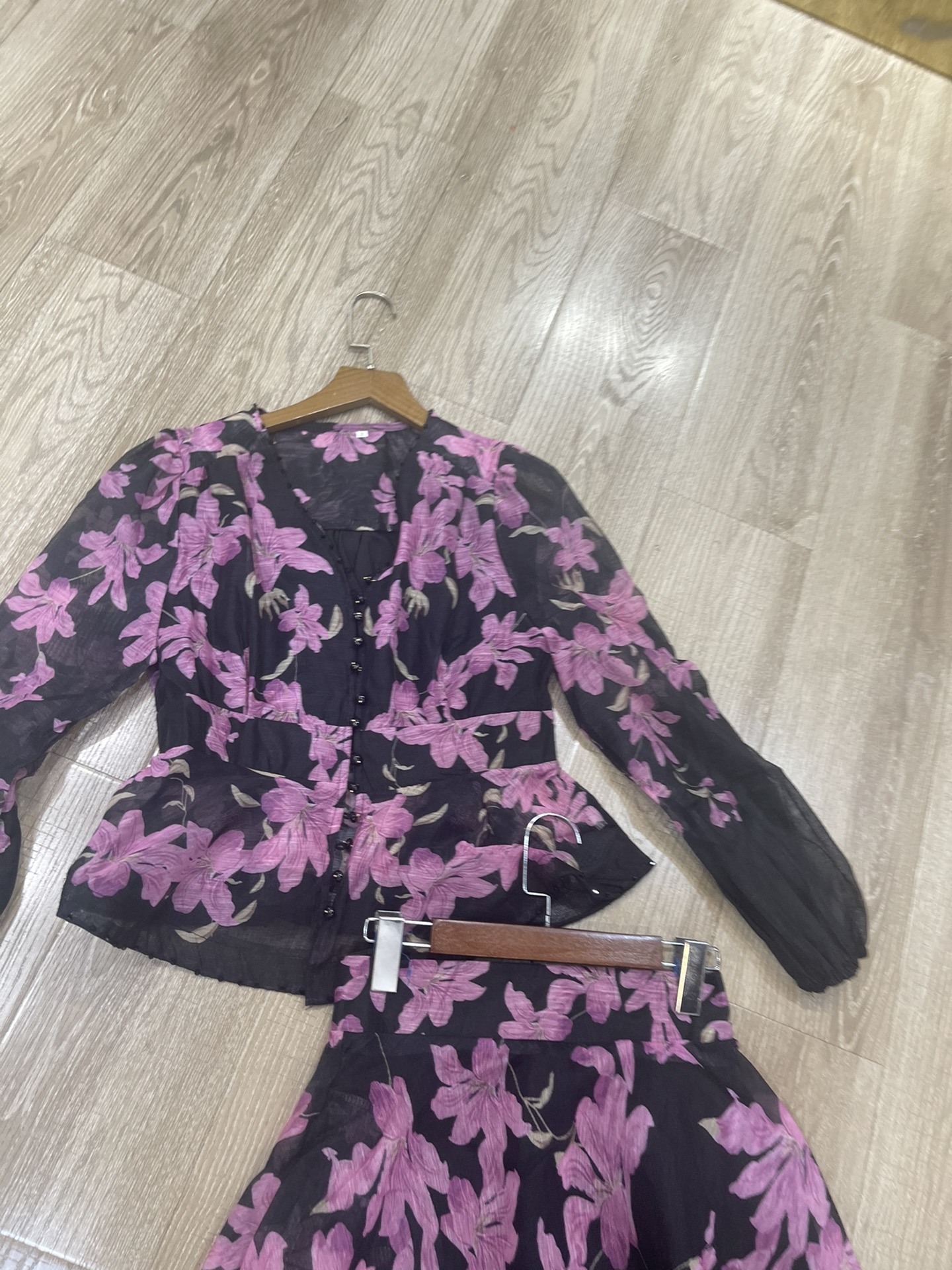 High Quality Women’s Clothes: V-String T-Shirts in Various Sizes and Styles - 图片 2