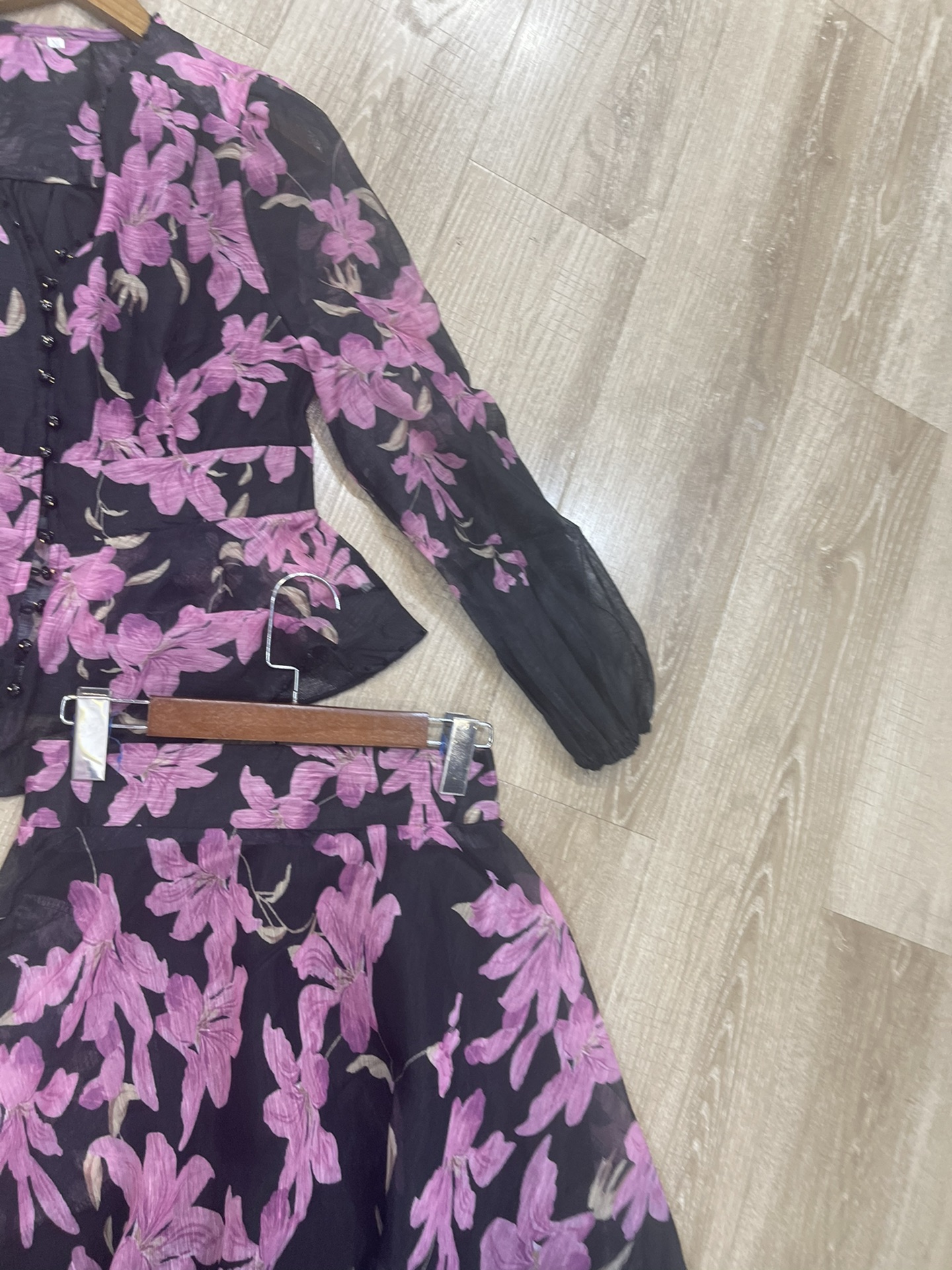 High Quality Women’s Clothes: V-String T-Shirts in Various Sizes and Styles - 图片 4