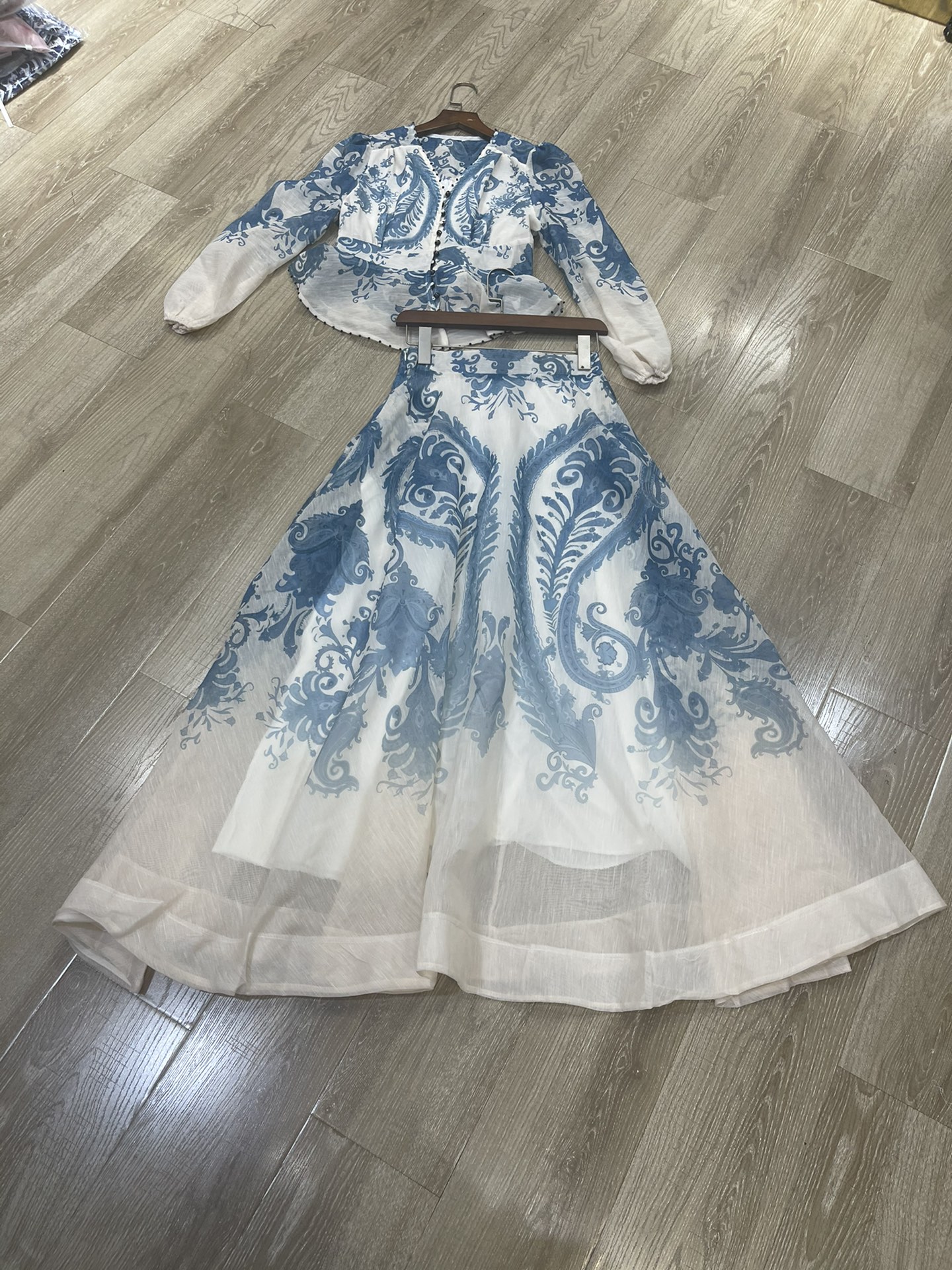 High Quality Women’s Clothes Featuring V-String and Blank T-Shirts in Various Sizes