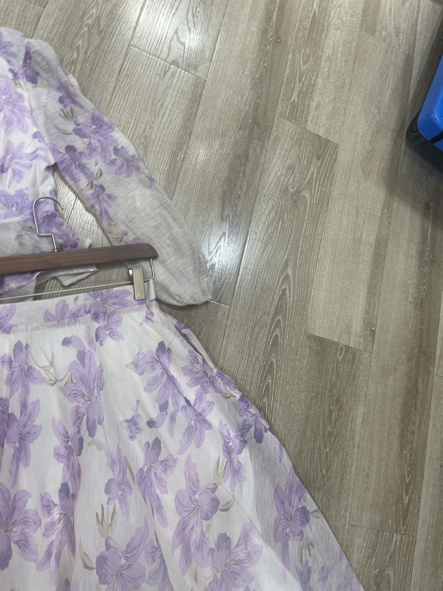 High Quality Women’s Clothes: V-String & Blank T-Shirts in Various Sizes - 图片 4
