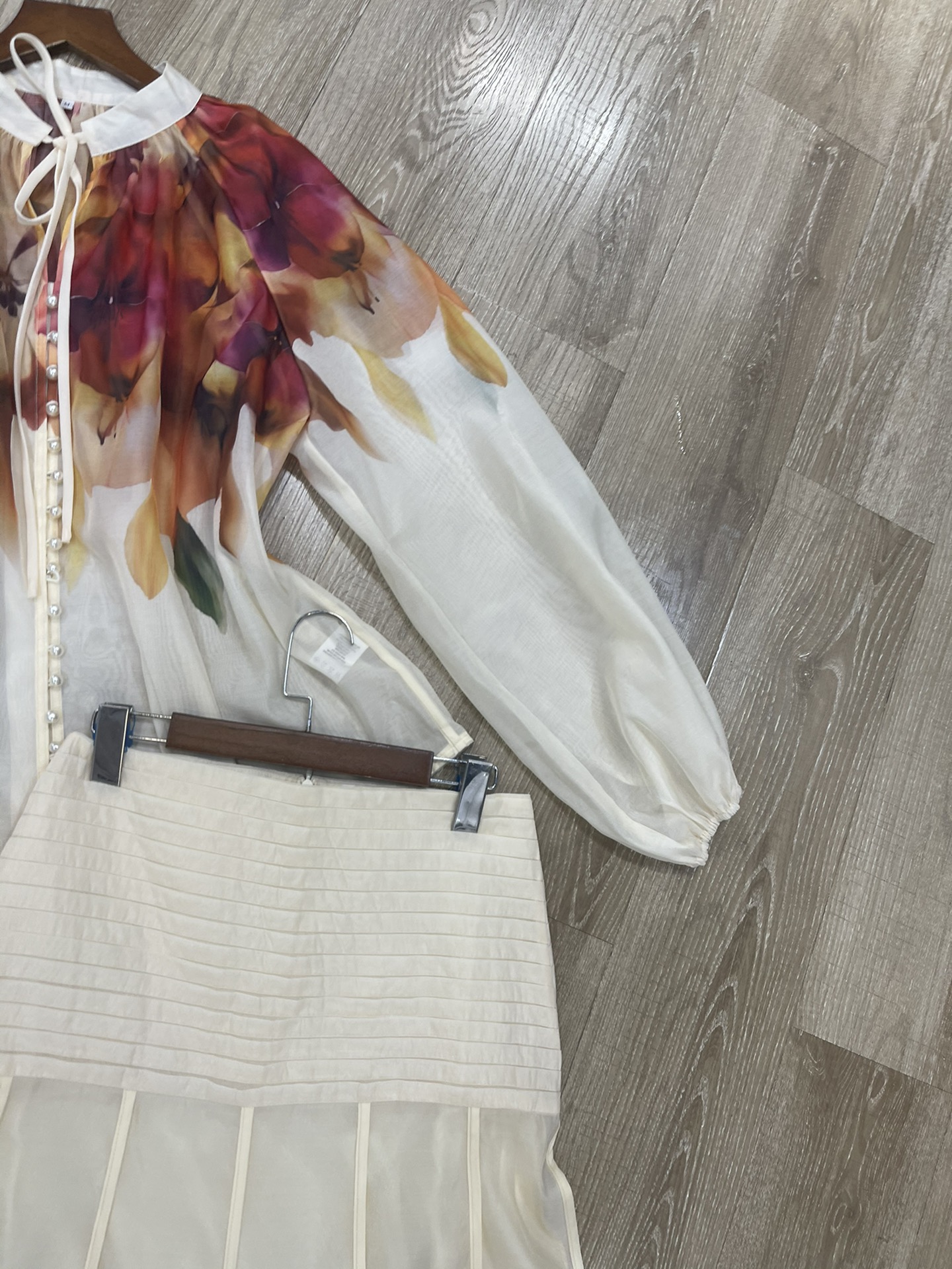 High-Quality Women’s Suit Set with Unique Z’s Packaging and Accessories - 图片 4