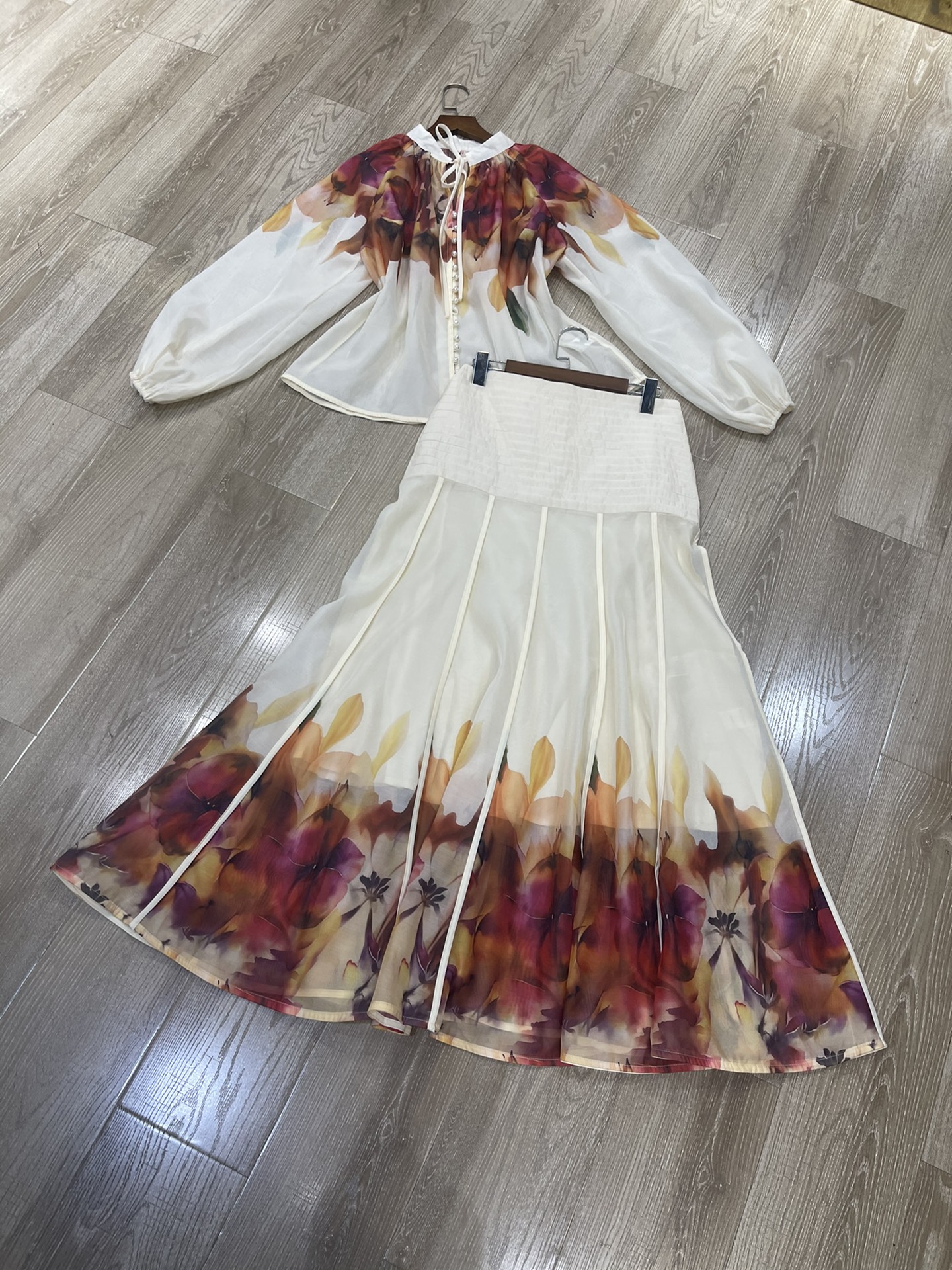 High-Quality Women’s Suit Set with Unique Z’s Packaging and Accessories