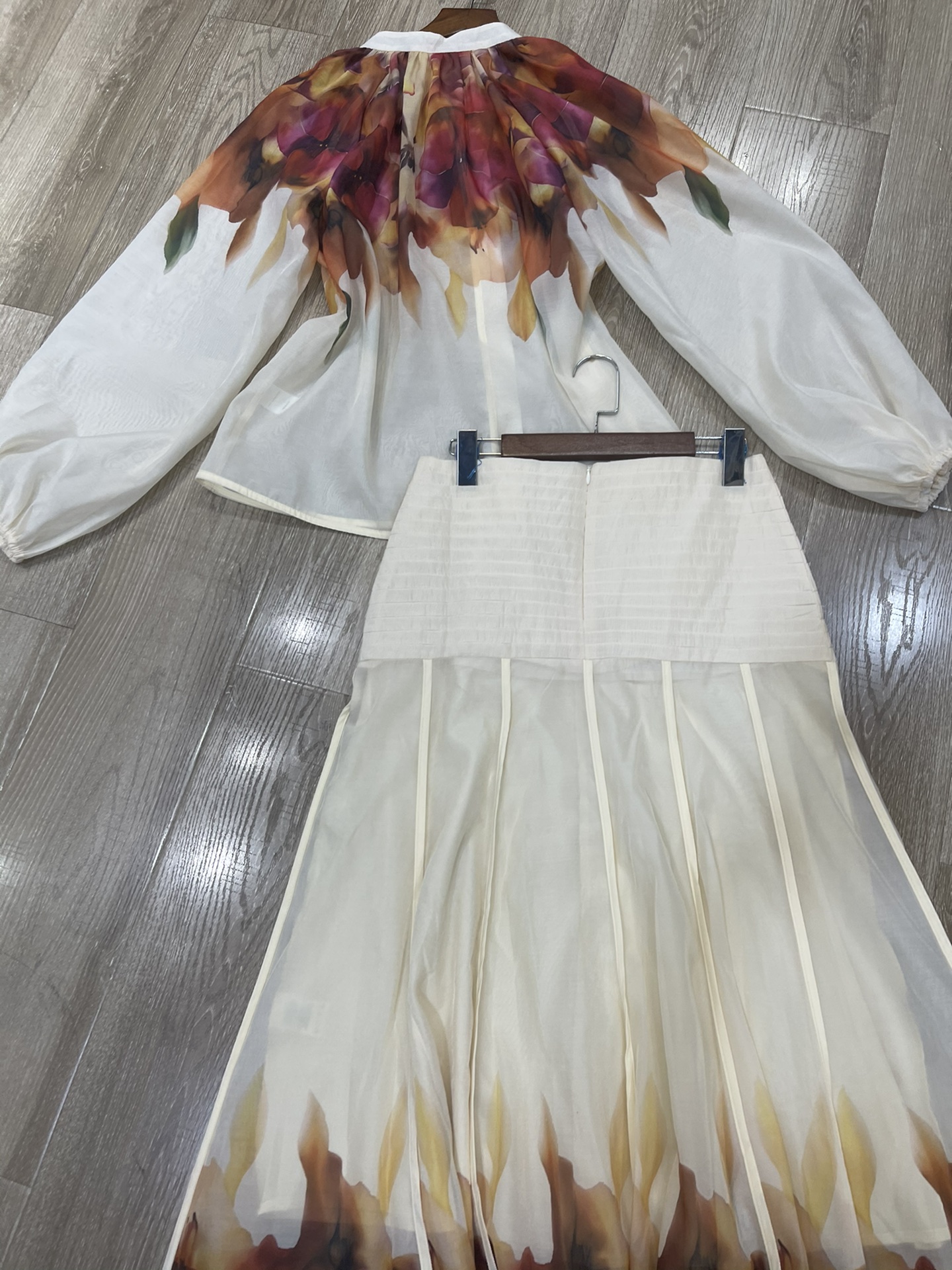 High-Quality Women’s Suit Set with Unique Z’s Packaging and Accessories - 图片 7