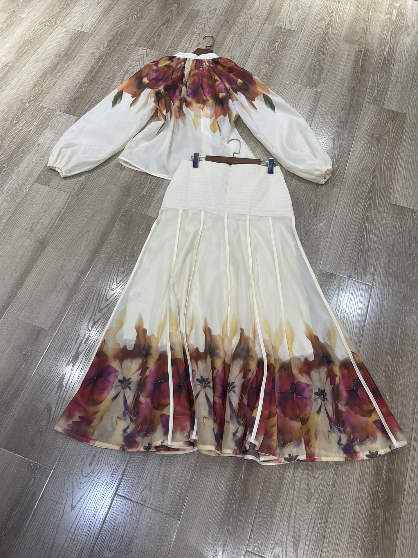 High-Quality Women’s Suit Set with Unique Z’s Packaging and Accessories - 图片 6