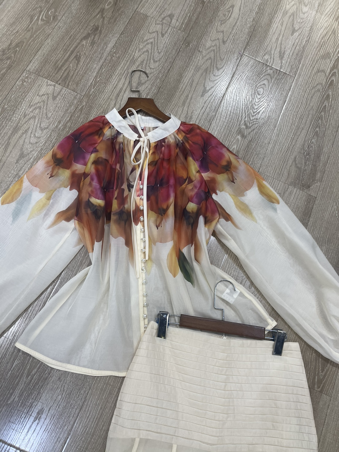 High-Quality Women’s Suit Set with Unique Z’s Packaging and Accessories - 图片 2
