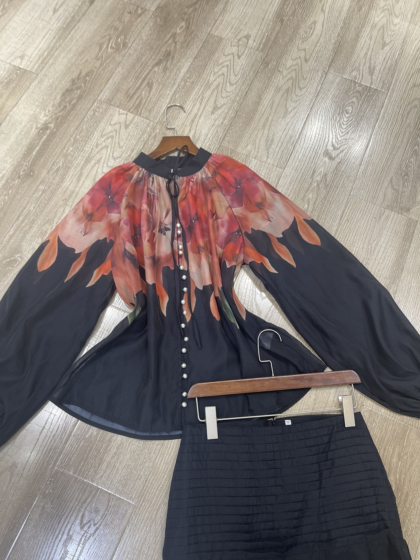 High-Quality Women’s Suit with Unique Z’s Design and Accessories - 图片 2