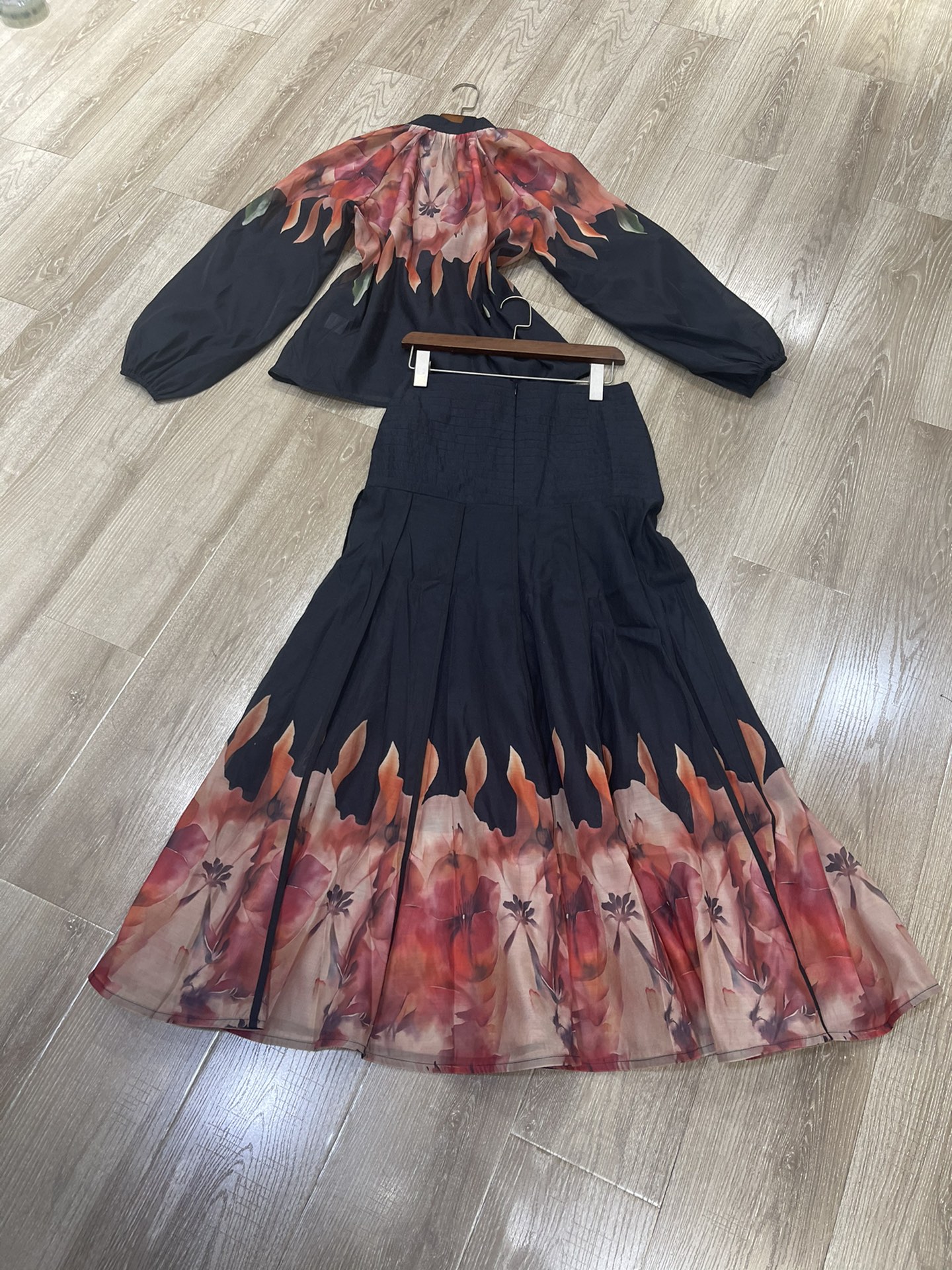 High-Quality Women’s Suit with Unique Z’s Design and Accessories - 图片 6