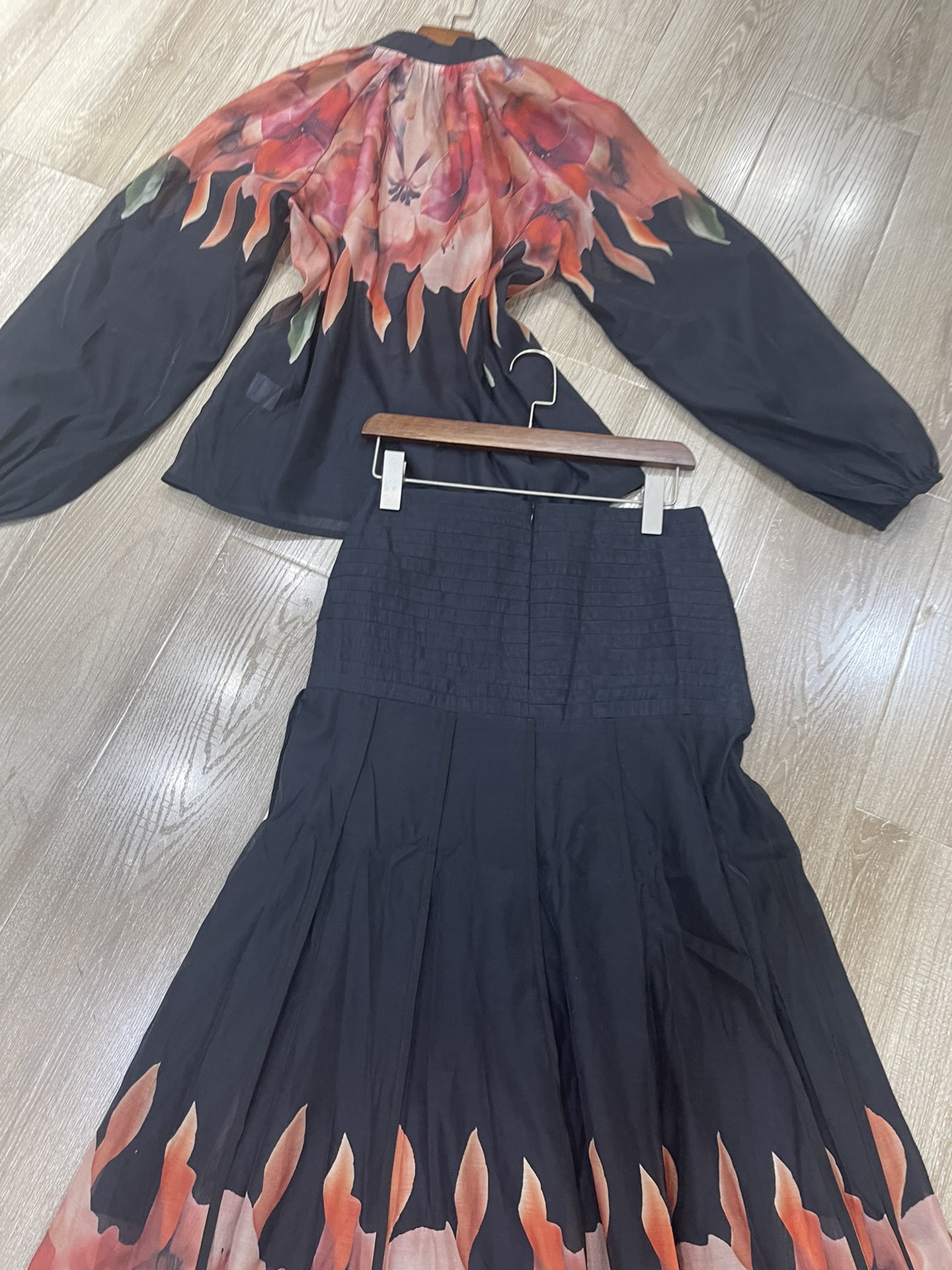 High-Quality Women’s Suit with Unique Z’s Design and Accessories - 图片 7