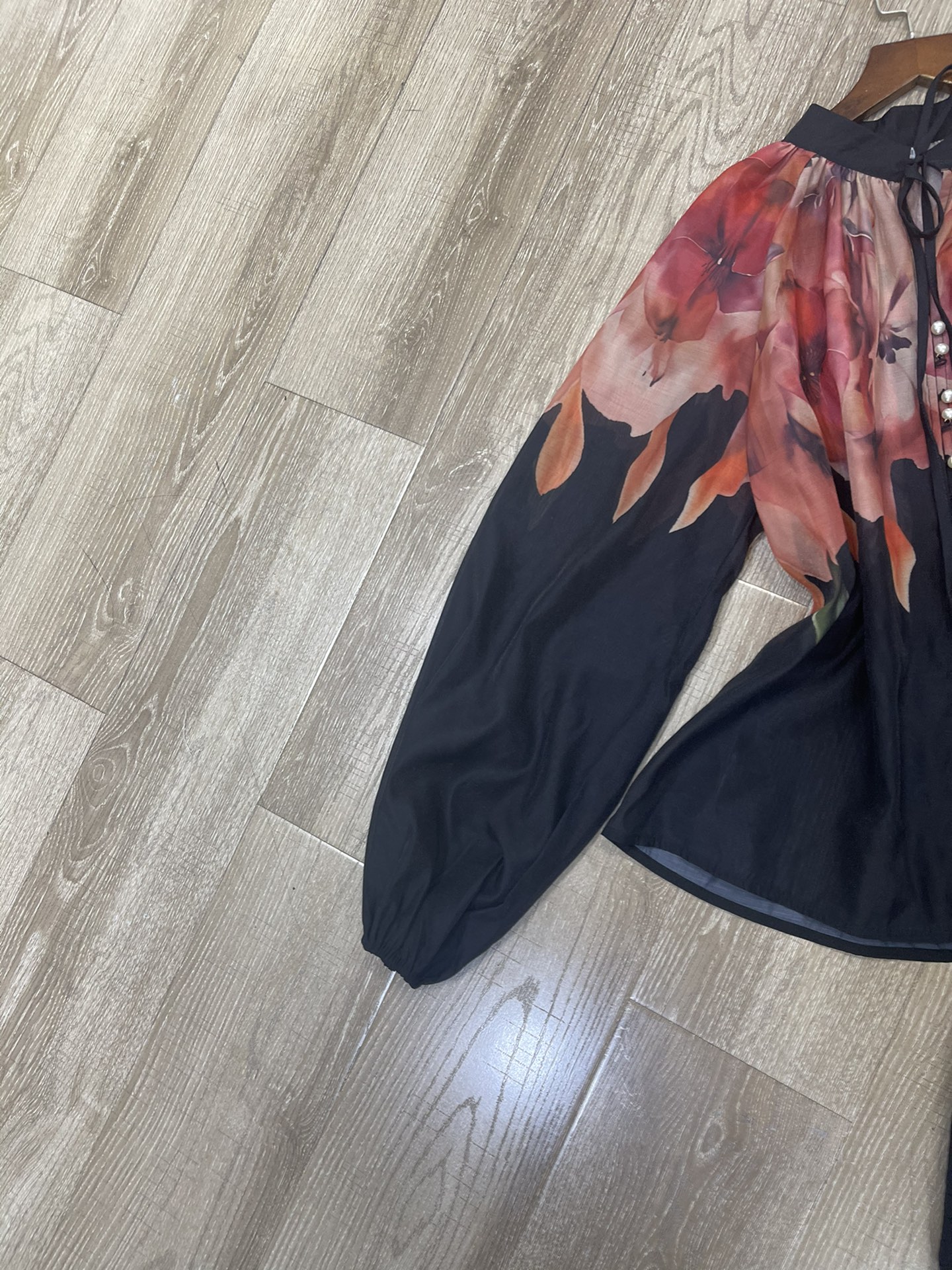 High-Quality Women’s Suit with Unique Z’s Design and Accessories - 图片 3