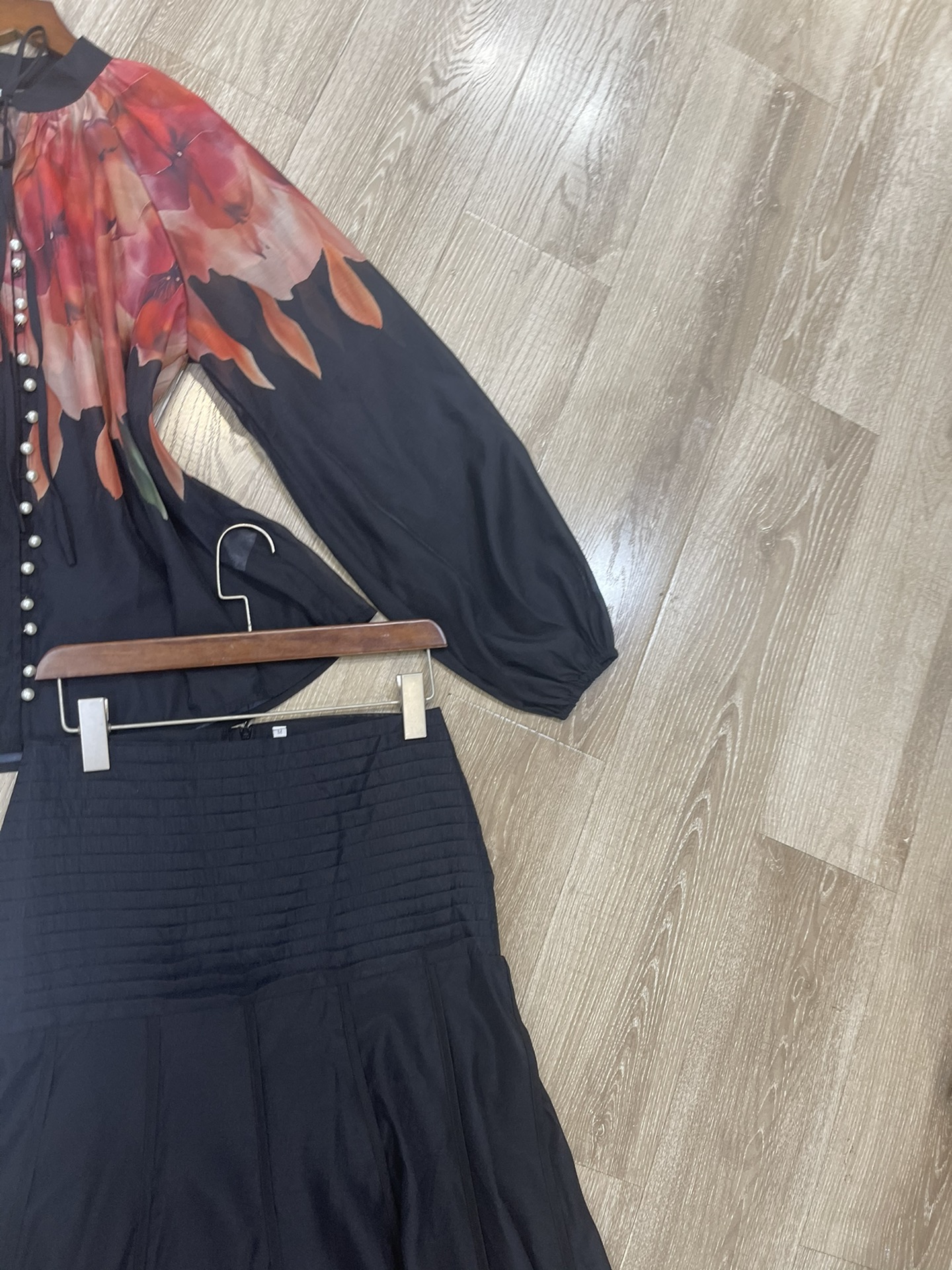 High-Quality Women’s Suit with Unique Z’s Design and Accessories - 图片 4