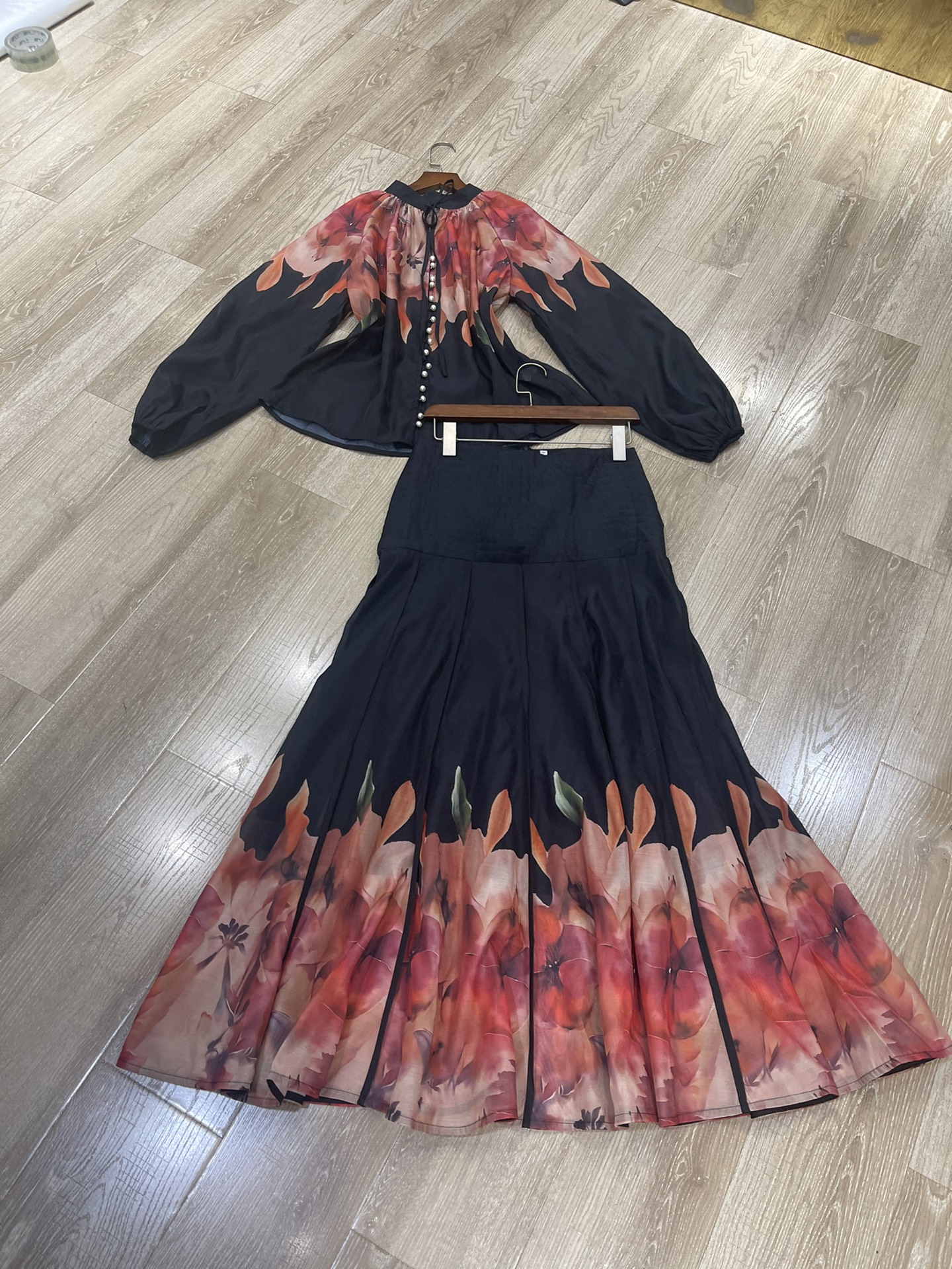 High-Quality Women’s Suit with Unique Z’s Design and Accessories - 图片 1