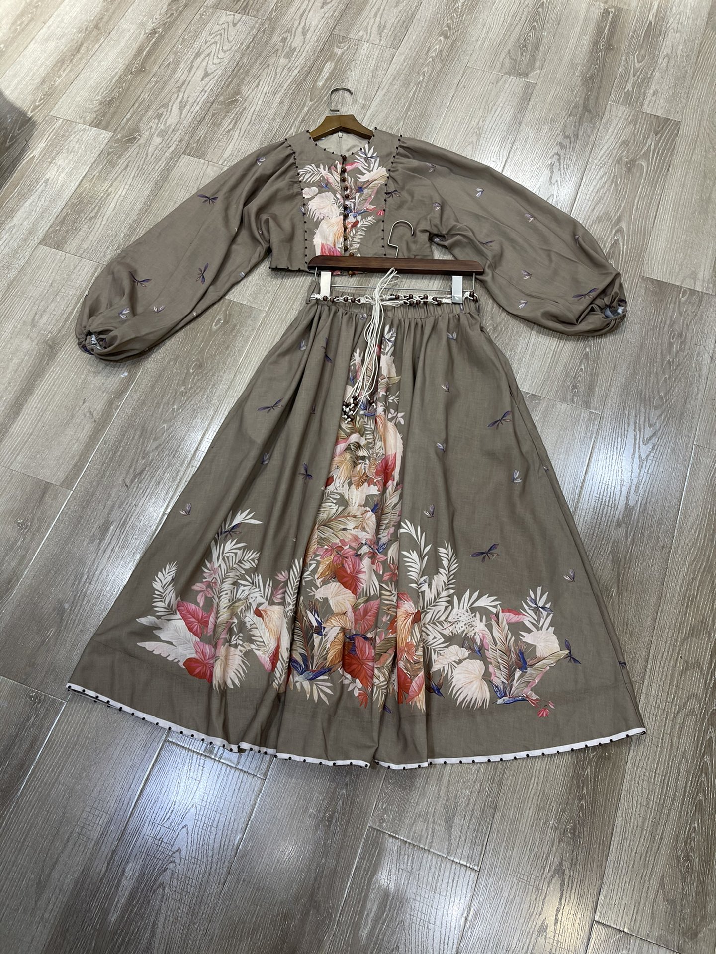 “High-quality Women’s Suit with Round-Collar Lanterns and Half-Tip Suit”