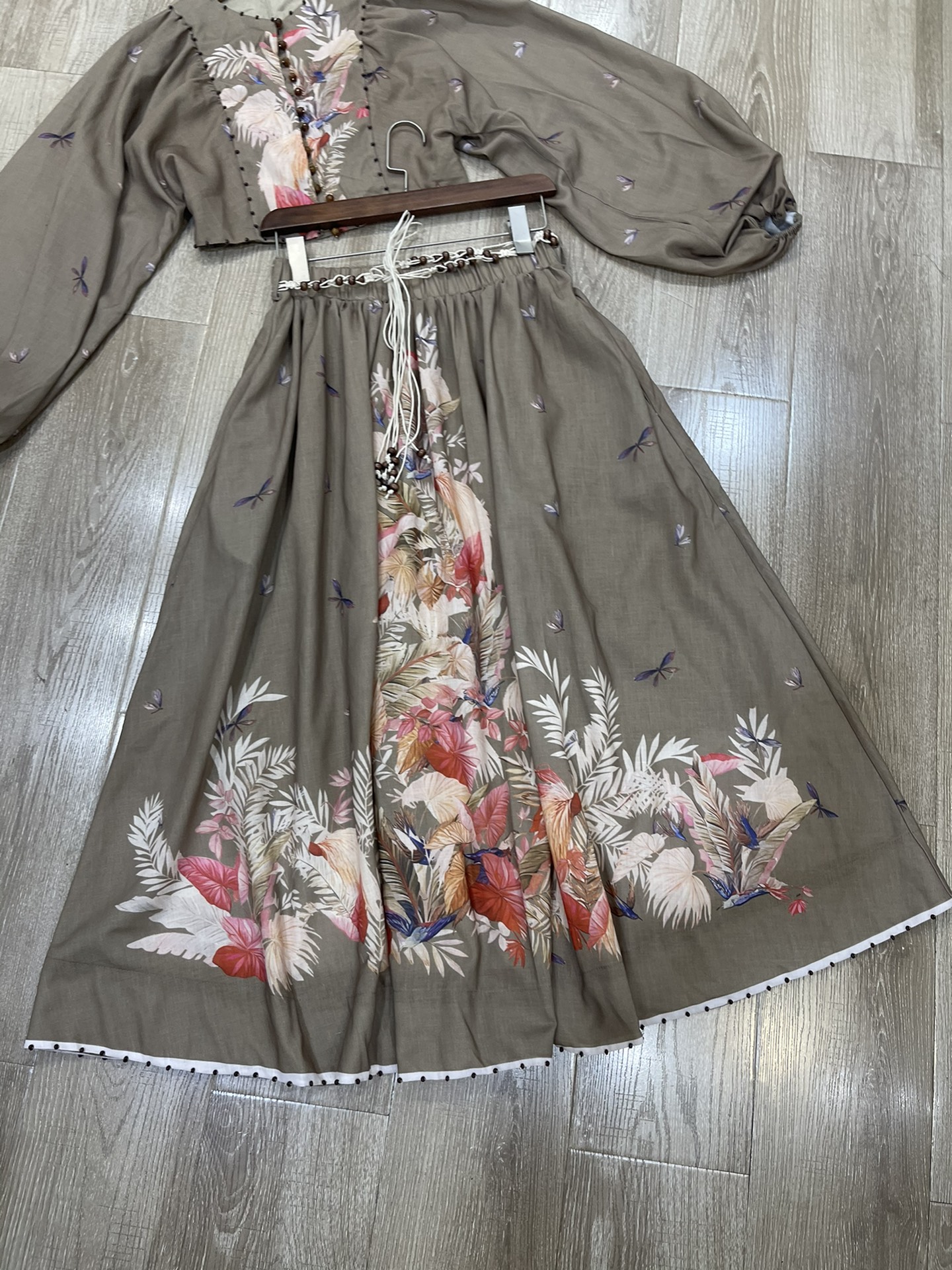 “High-quality Women’s Suit with Round-Collar Lanterns and Half-Tip Suit” - 图片 5
