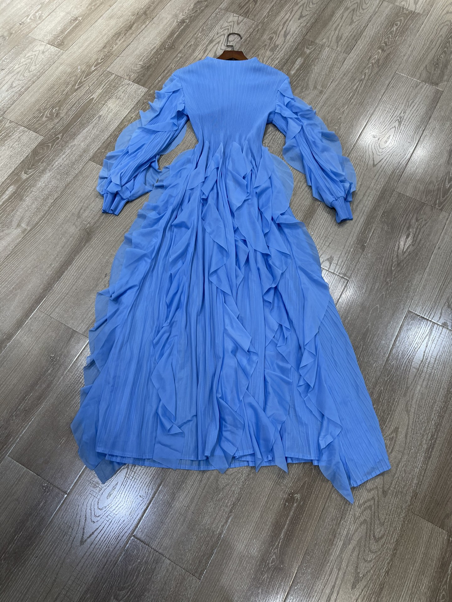 High-Quality Women’s Clothes in Three-Piece Sets with Colorful Collars.