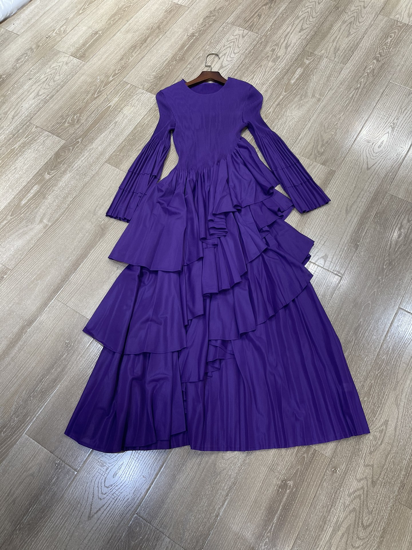 p588 high quality women’s clothes packed with three houses for life round-collar pressure is irregular