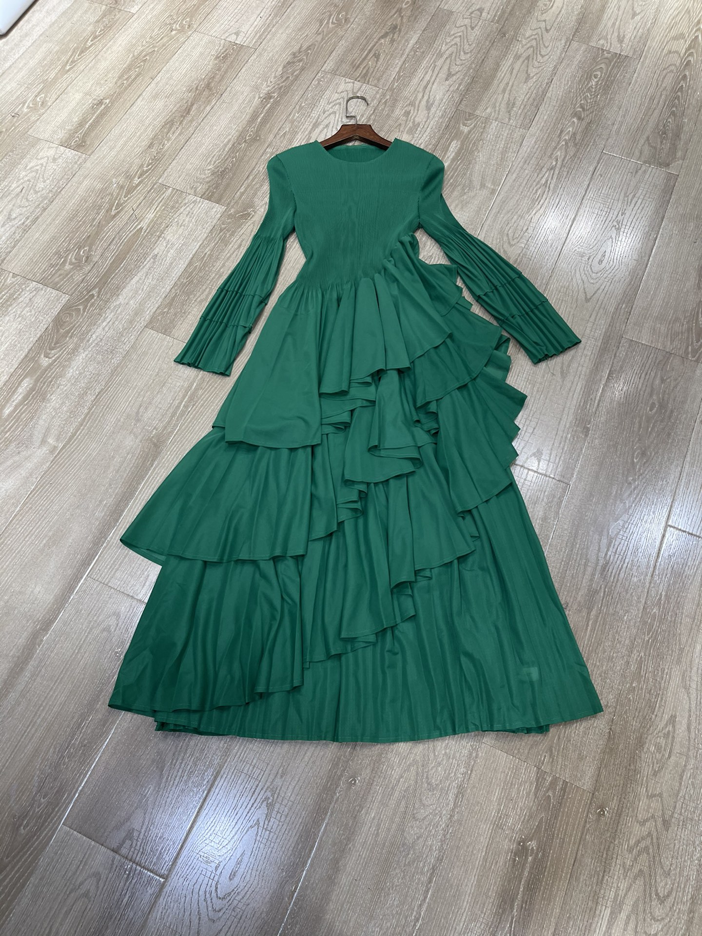 p588 high quality women’s clothes packed with three houses for life round-collar pressure is irregular