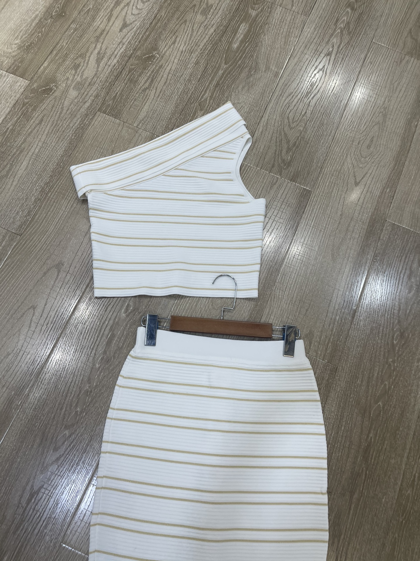 Title: High-Quality Women’s Suit Set with Luxury Paris Design and Gold Buttons Summary: Set includes blouse, semi-skirt; half-dove suit with unbuttoned scrotum, hot - 图片 7