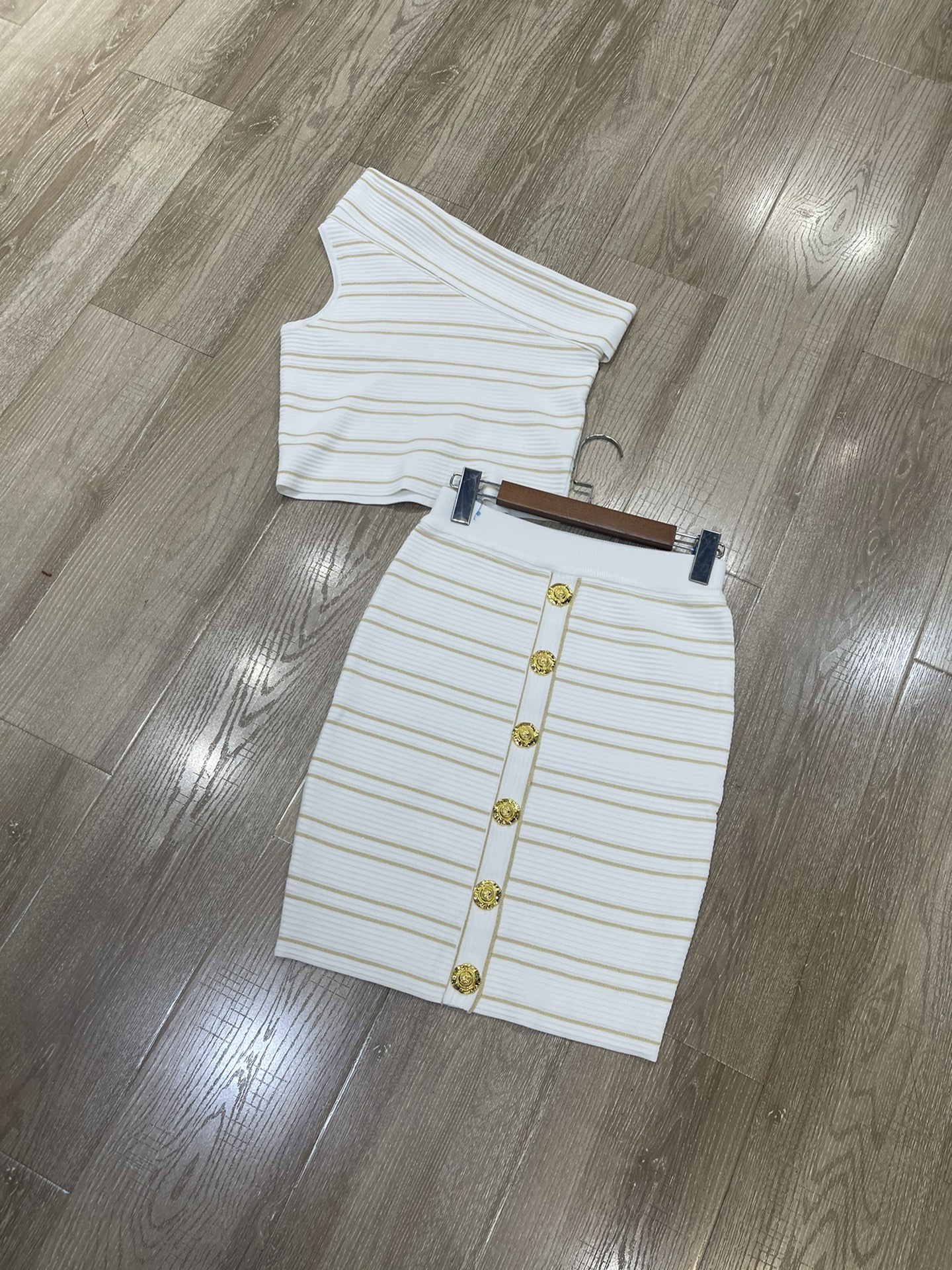 Title: High-Quality Women’s Suit Set with Luxury Paris Design and Gold Buttons Summary: Set includes blouse, semi-skirt; half-dove suit with unbuttoned scrotum, hot - 图片 1