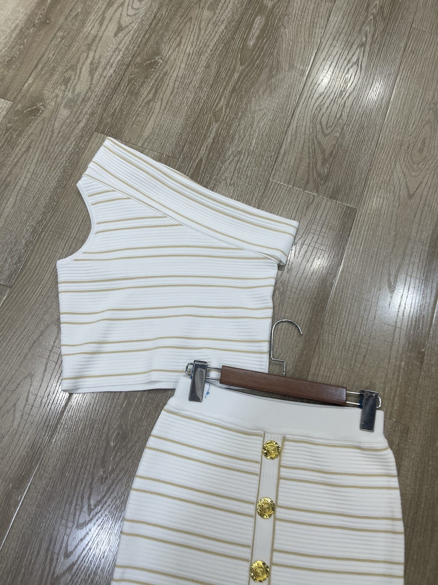 Title: High-Quality Women’s Suit Set with Luxury Paris Design and Gold Buttons Summary: Set includes blouse, semi-skirt; half-dove suit with unbuttoned scrotum, hot - 图片 2
